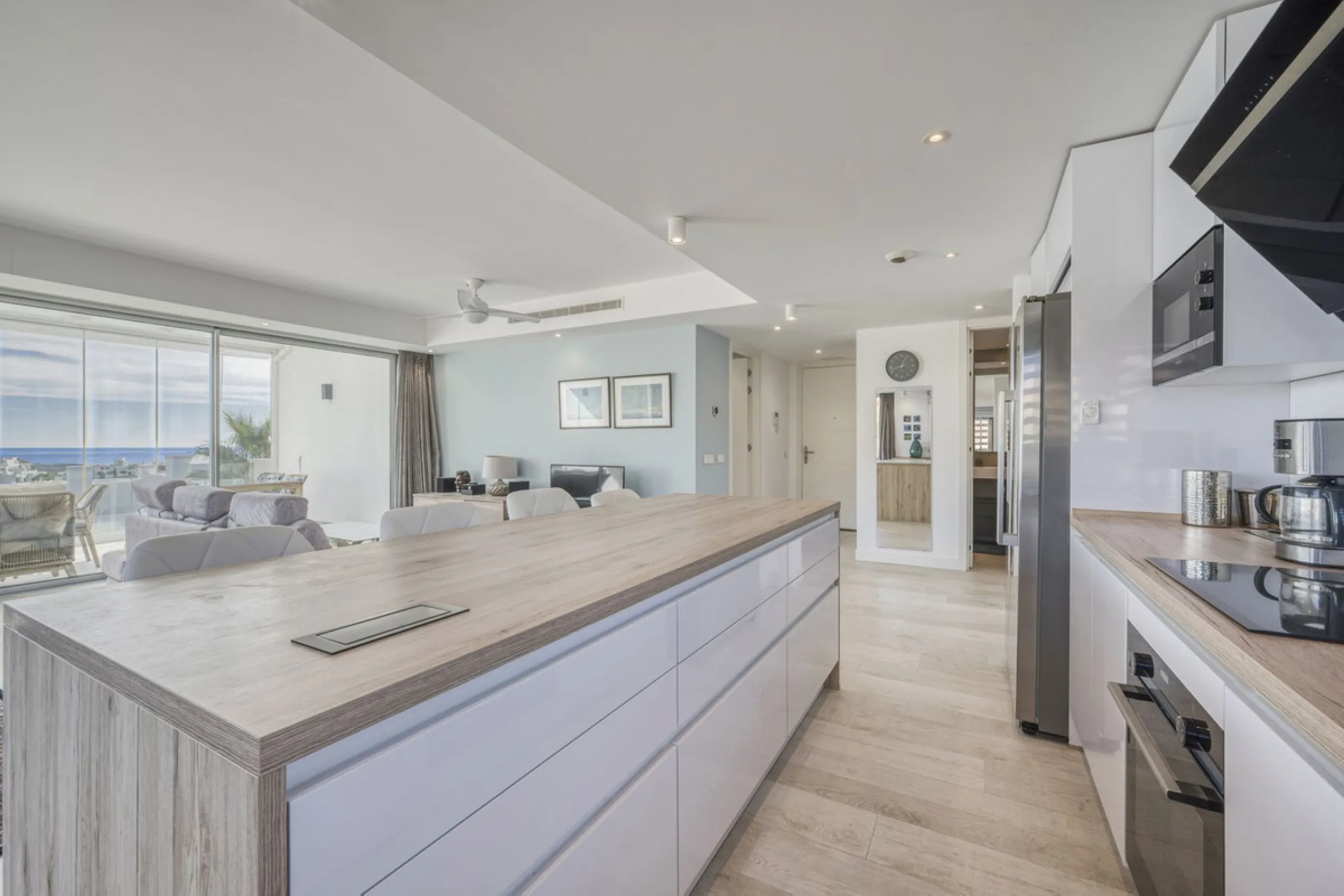 Apartment - Middle Floor Apartment в продаже в Estepona, Málaga. В доме 3 спален и 2 ванных комнат. Площадь дома 130 м²