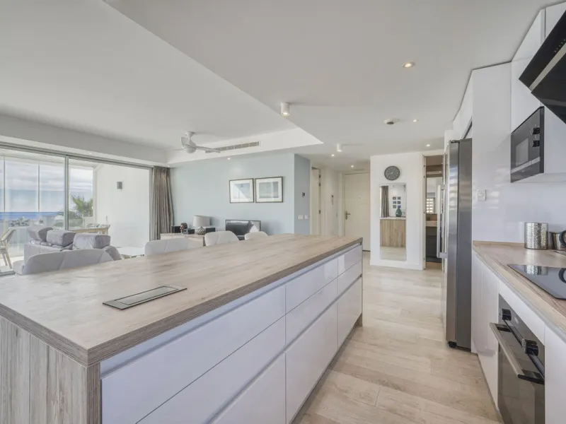 Apartment - Middle Floor Apartment в продаже в Estepona, Málaga. В доме 3 спален и 2 ванных комнат. Площадь дома 130 м²