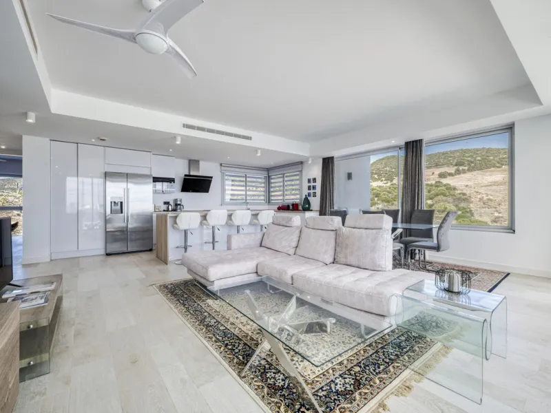 Apartment - Middle Floor Apartment в продаже в Estepona, Málaga. В доме 3 спален и 2 ванных комнат. Площадь дома 130 м²