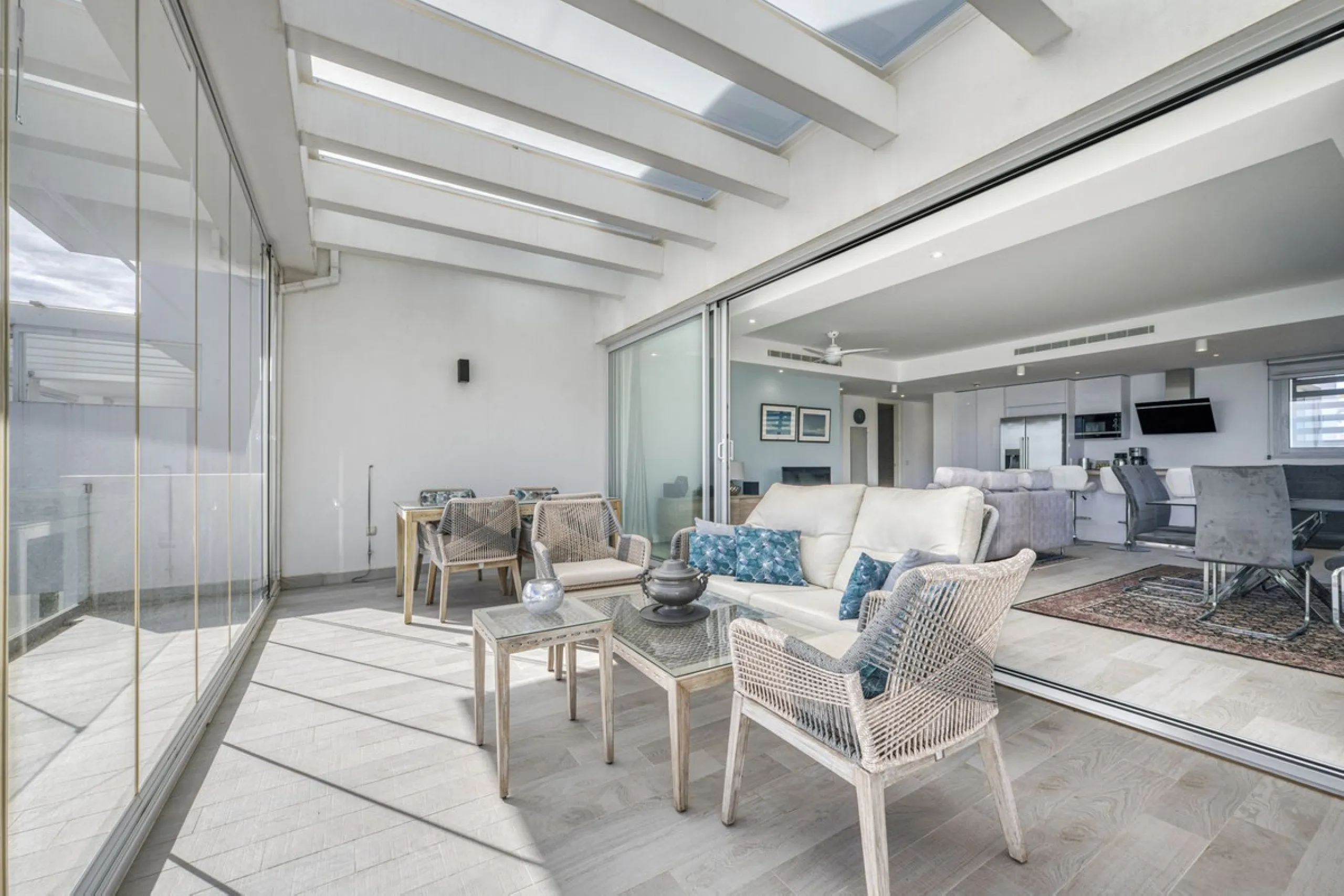 Apartment - Middle Floor Apartment в продаже в Estepona, Málaga. В доме 3 спален и 2 ванных комнат. Площадь дома 130 м²