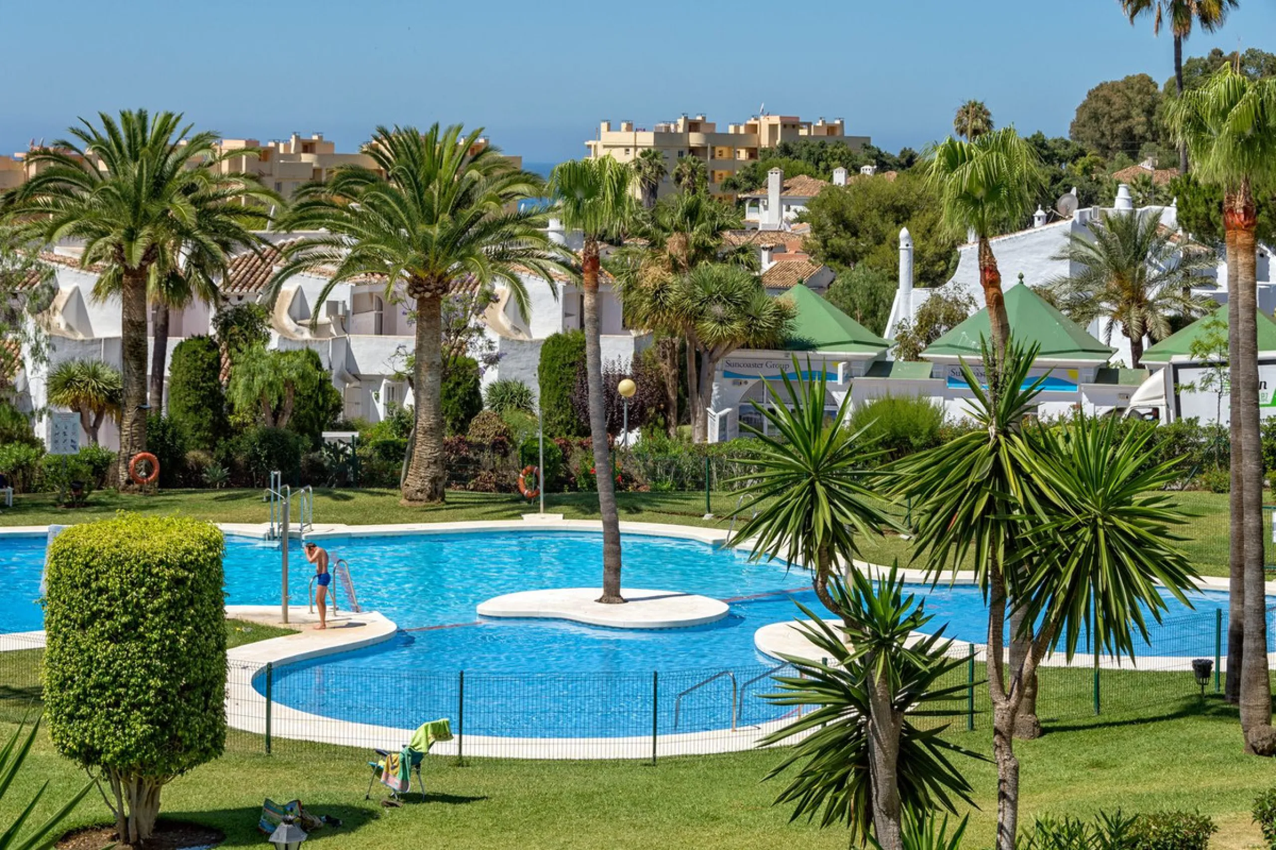 South-facing two-bedroom apartment located in the popular Jardines de Calahonda community.