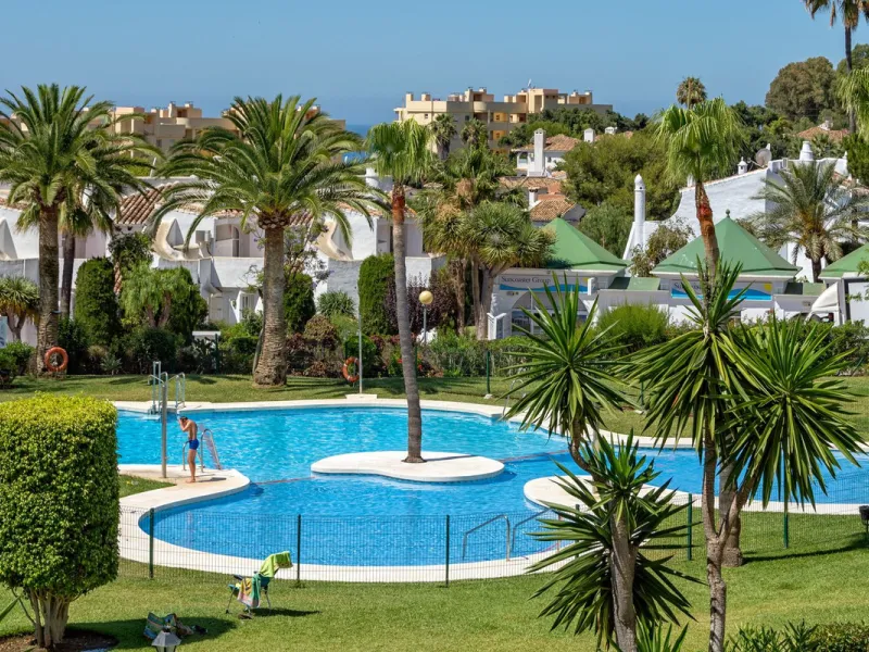 South-facing two-bedroom apartment located in the popular Jardines de Calahonda community.