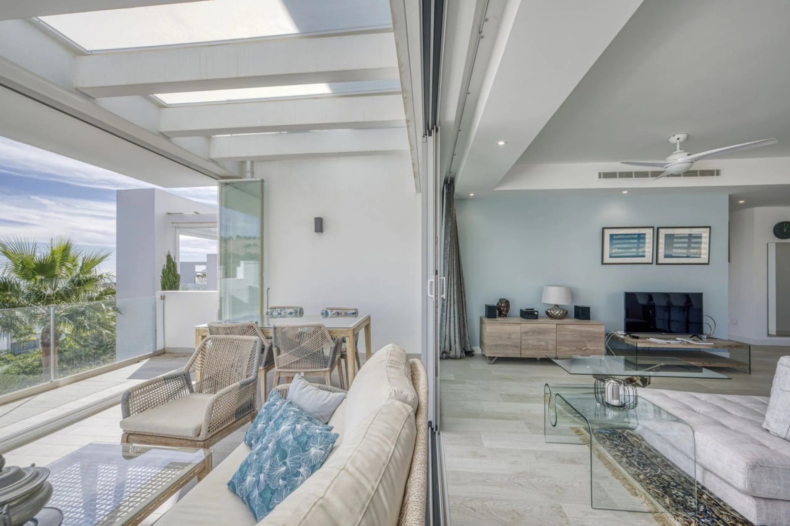 Apartment - Middle Floor Apartment в продаже в Estepona, Málaga. В доме 3 спален и 2 ванных комнат. Площадь дома 130 м²