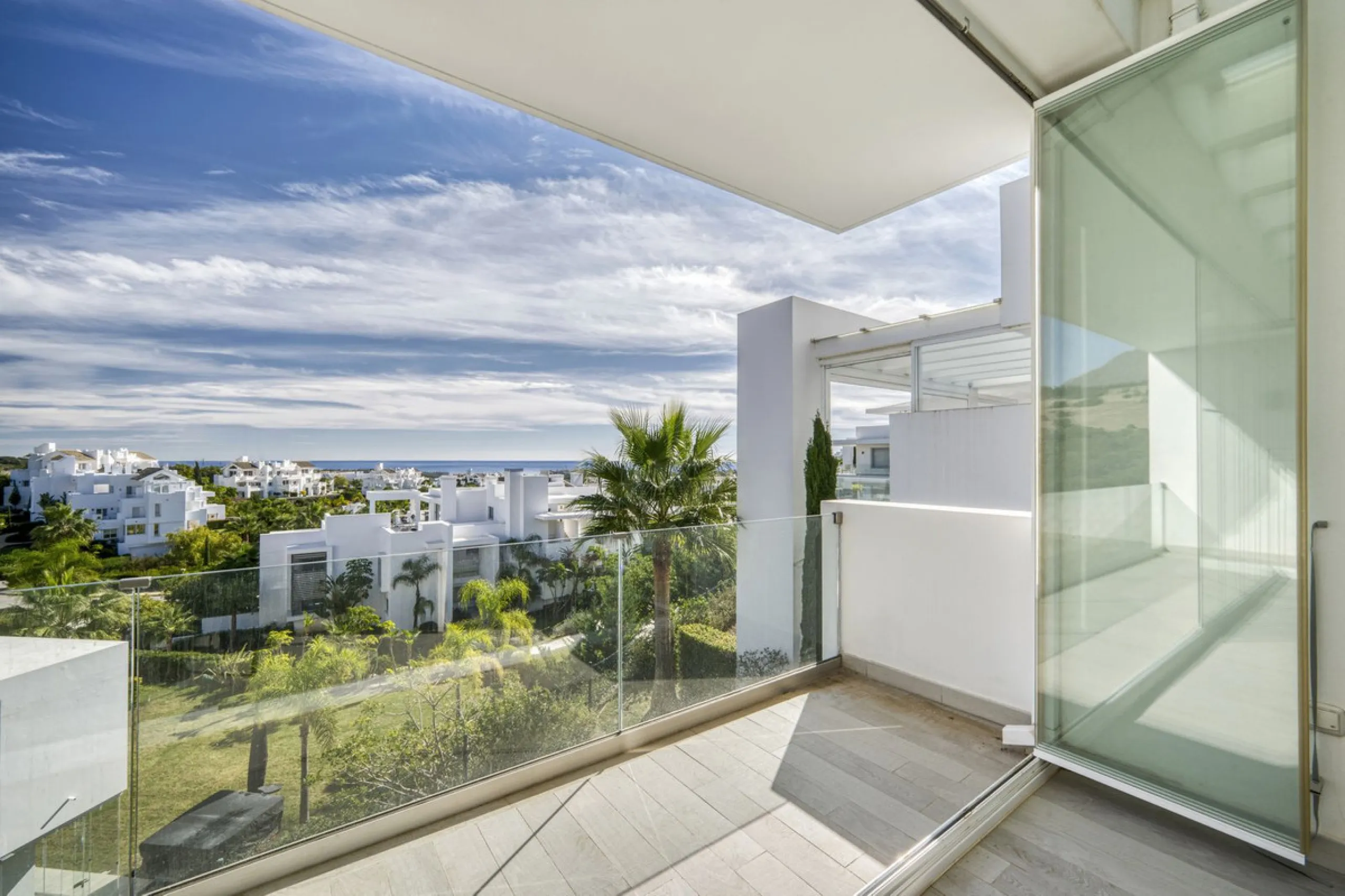 Apartment - Middle Floor Apartment в продаже в Estepona, Málaga. В доме 3 спален и 2 ванных комнат. Площадь дома 130 м²