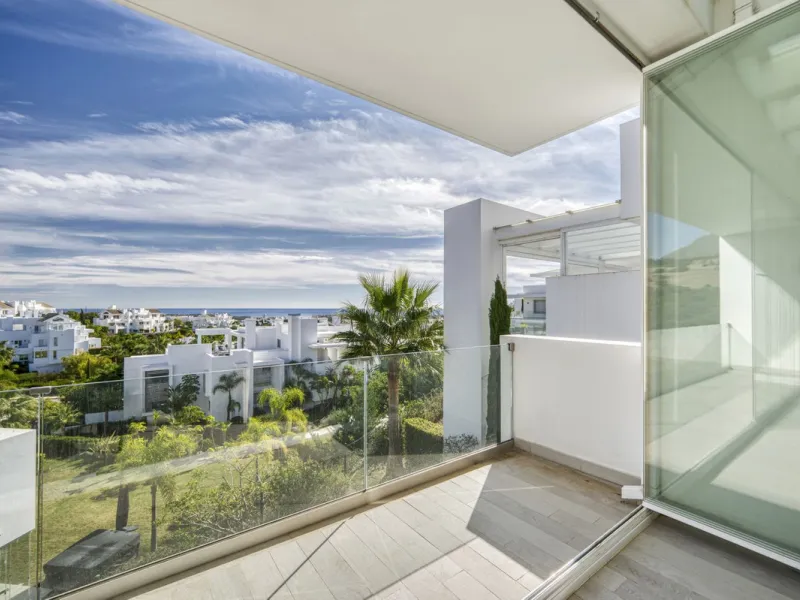 Apartment - Middle Floor Apartment в продаже в Estepona, Málaga. В доме 3 спален и 2 ванных комнат. Площадь дома 130 м²