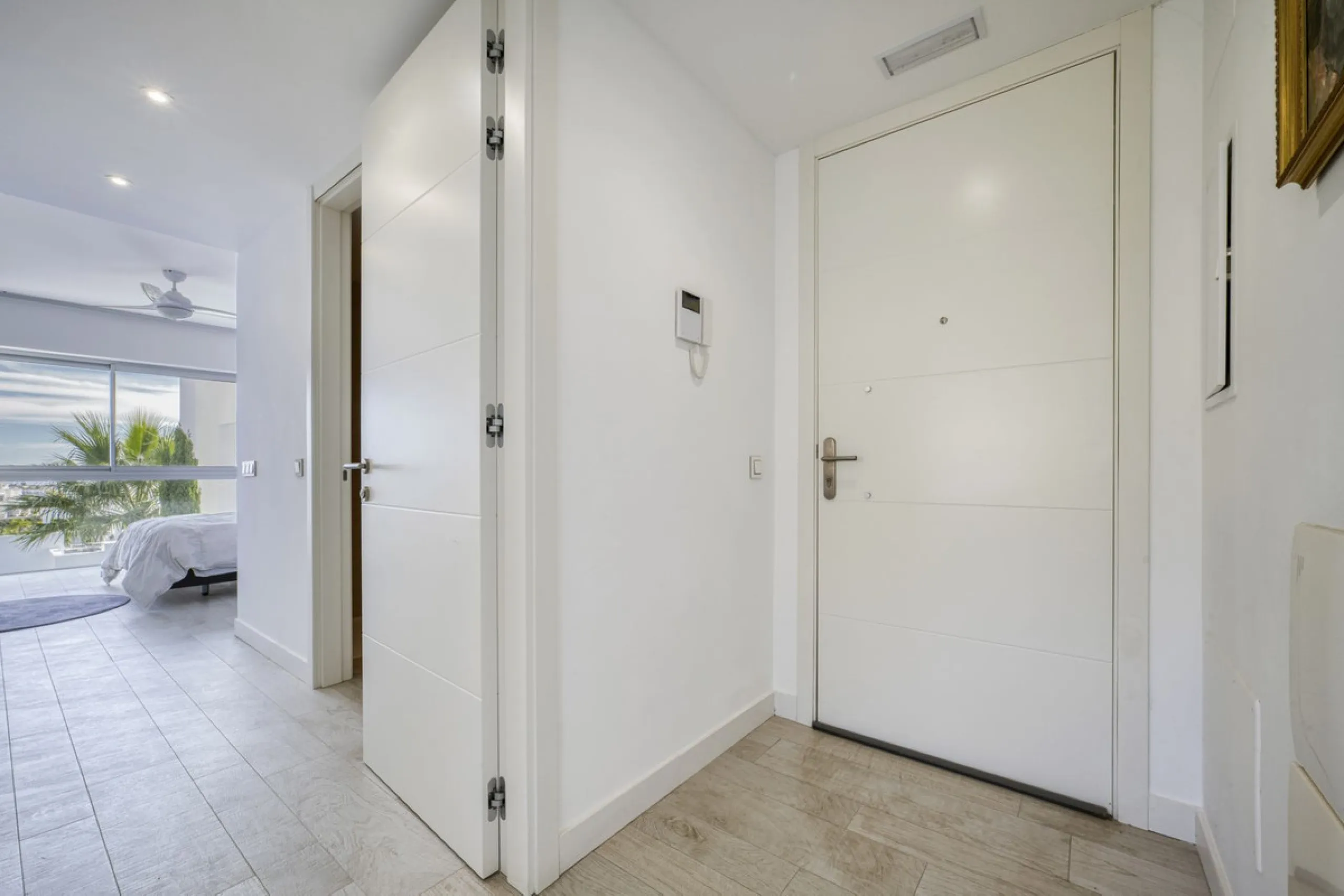 Apartment - Middle Floor Apartment в продаже в Estepona, Málaga. В доме 3 спален и 2 ванных комнат. Площадь дома 130 м²
