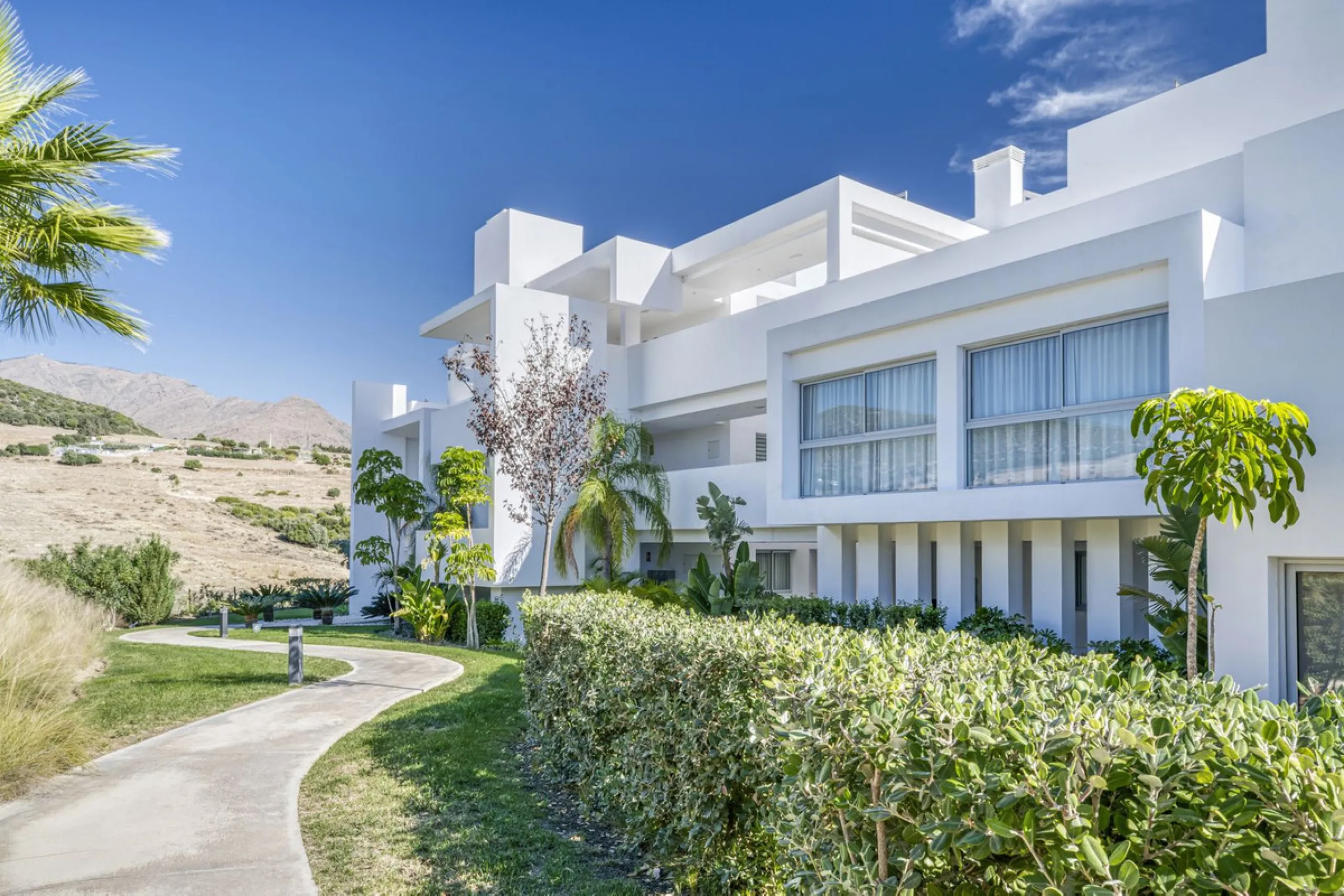 Apartment - Middle Floor Apartment в продаже в Estepona, Málaga. В доме 3 спален и 2 ванных комнат. Площадь дома 130 м²