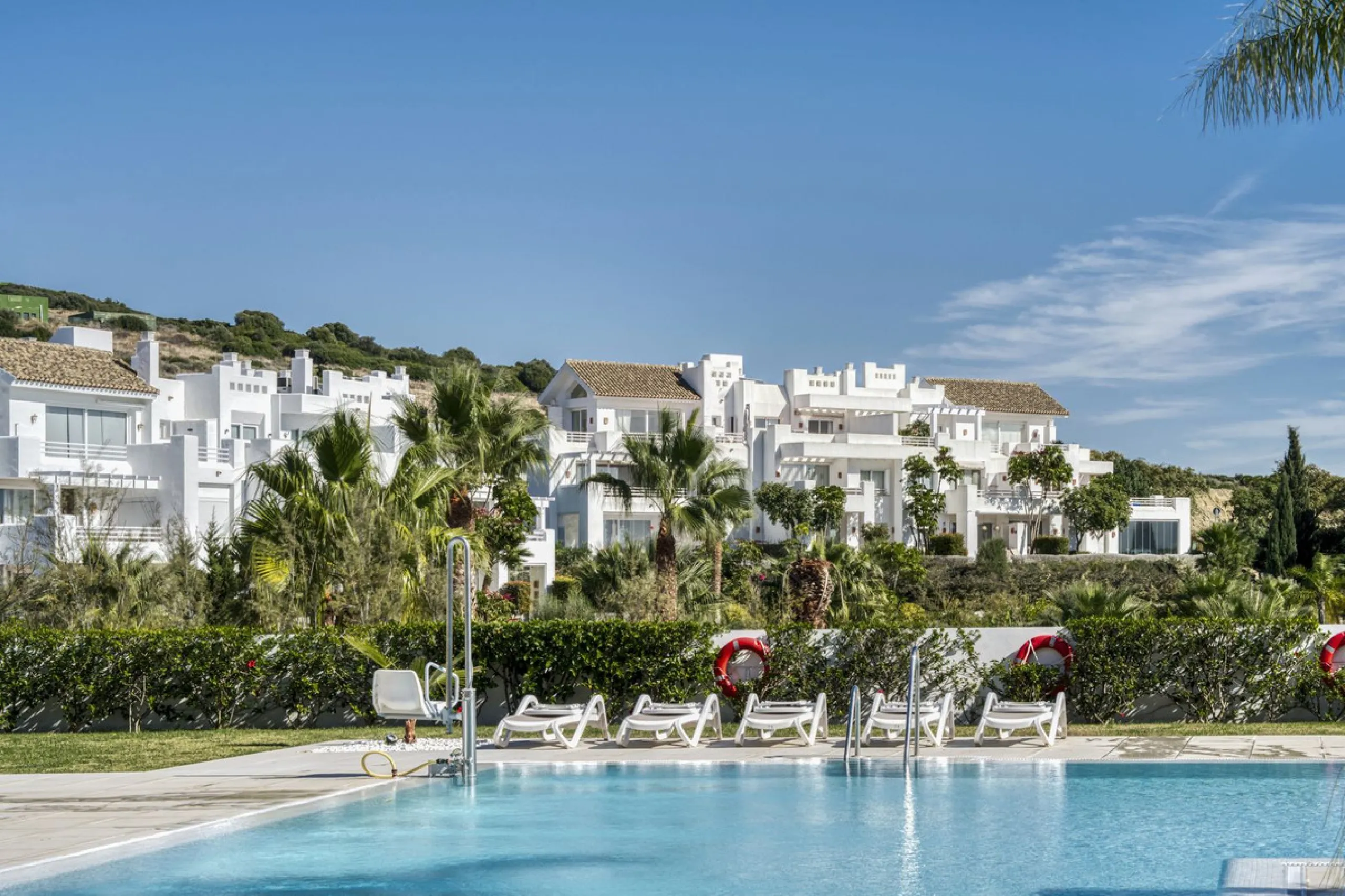 Apartment - Middle Floor Apartment в продаже в Estepona, Málaga. В доме 3 спален и 2 ванных комнат. Площадь дома 130 м²