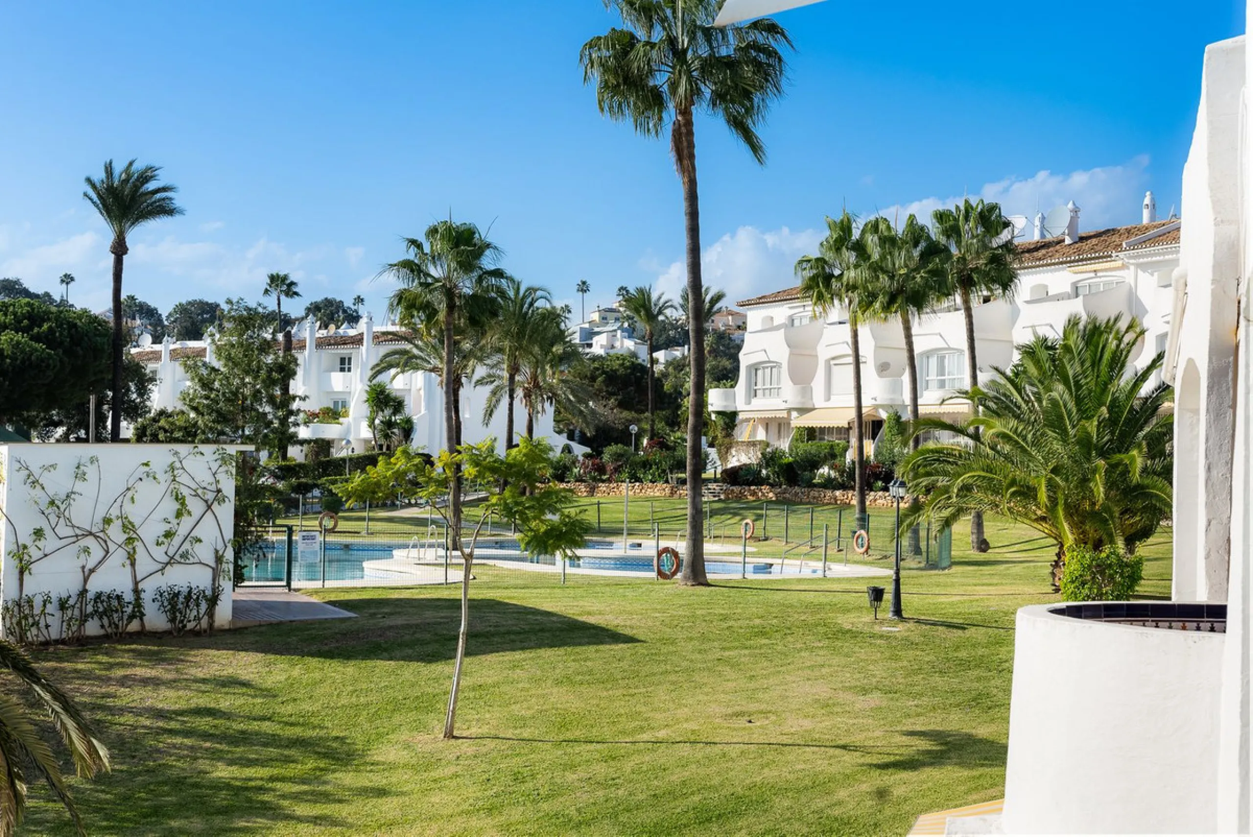 South-facing two-bedroom apartment located in the popular Jardines de Calahonda community.