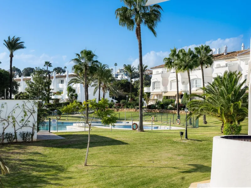 South-facing two-bedroom apartment located in the popular Jardines de Calahonda community.