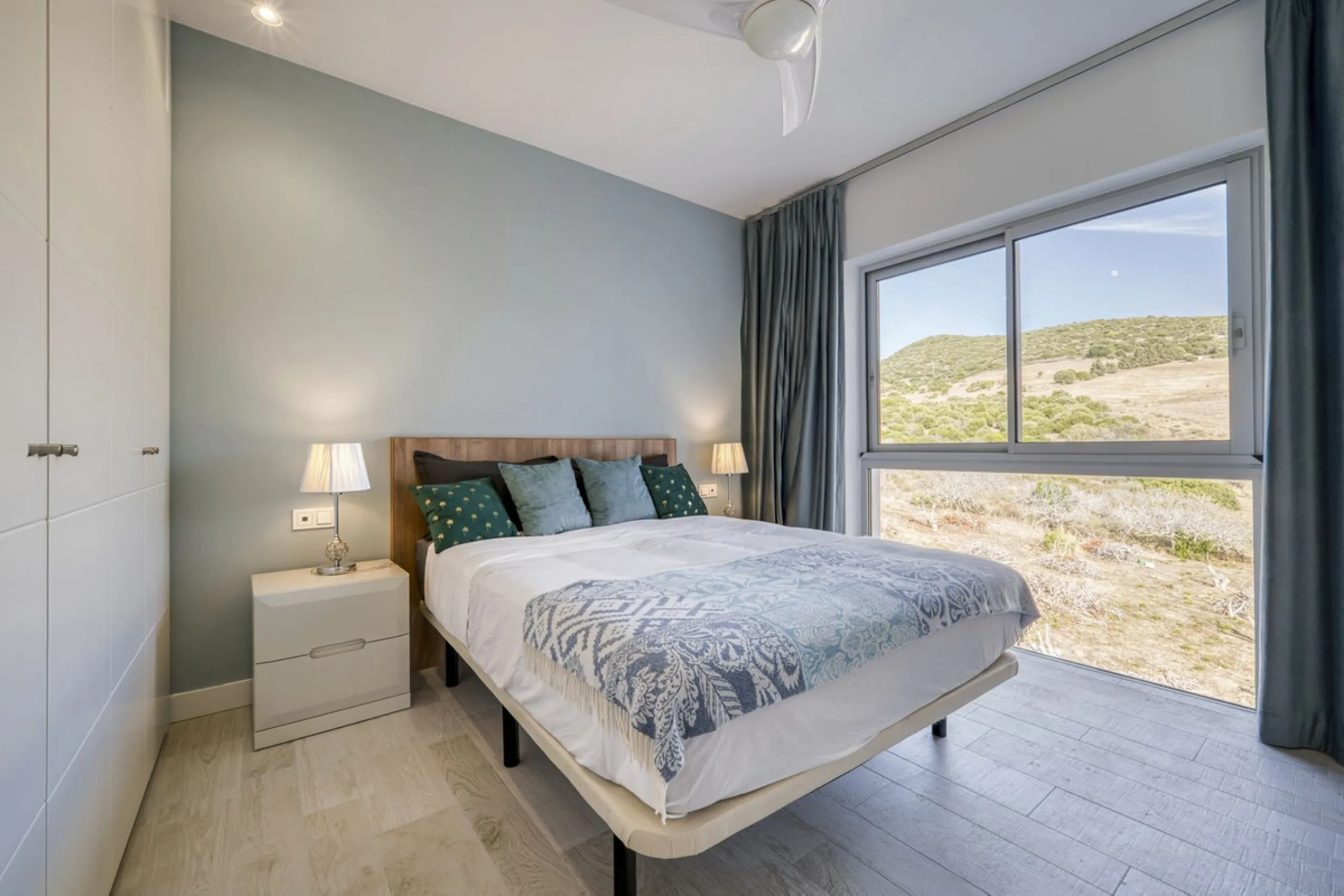 Apartment - Middle Floor Apartment в продаже в Estepona, Málaga. В доме 3 спален и 2 ванных комнат. Площадь дома 130 м²