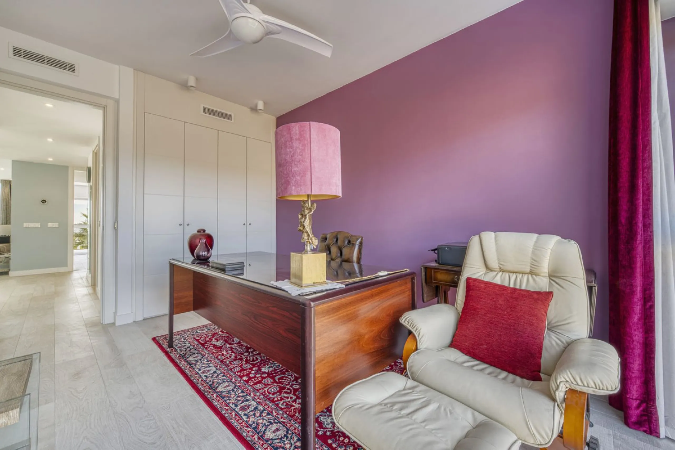 Apartment - Middle Floor Apartment в продаже в Estepona, Málaga. В доме 3 спален и 2 ванных комнат. Площадь дома 130 м²