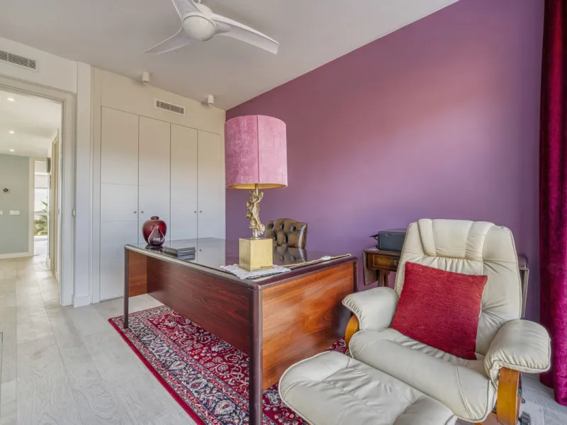 Apartment - Middle Floor Apartment в продаже в Estepona, Málaga. В доме 3 спален и 2 ванных комнат. Площадь дома 130 м²