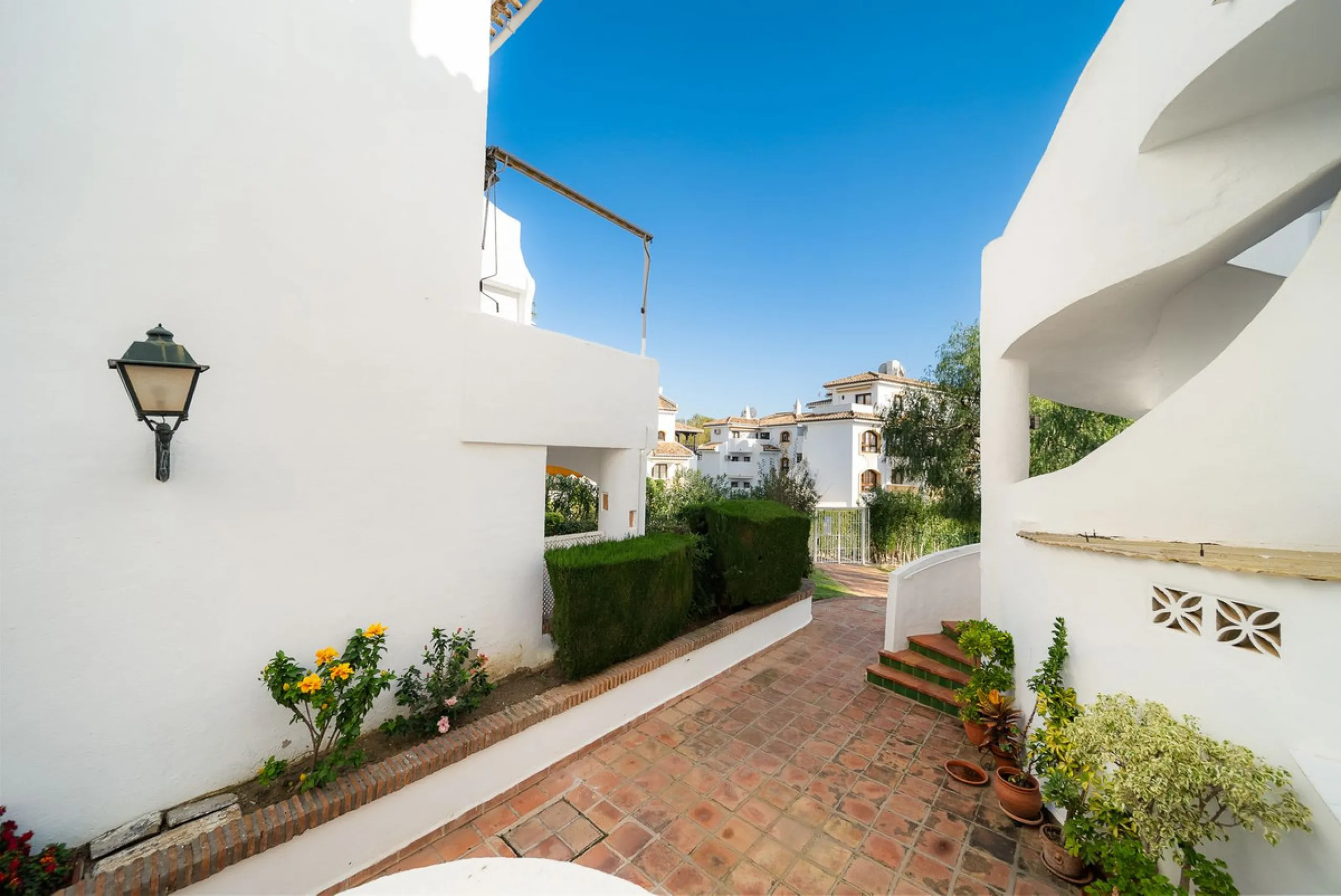 South-facing two-bedroom apartment located in the popular Jardines de Calahonda community.