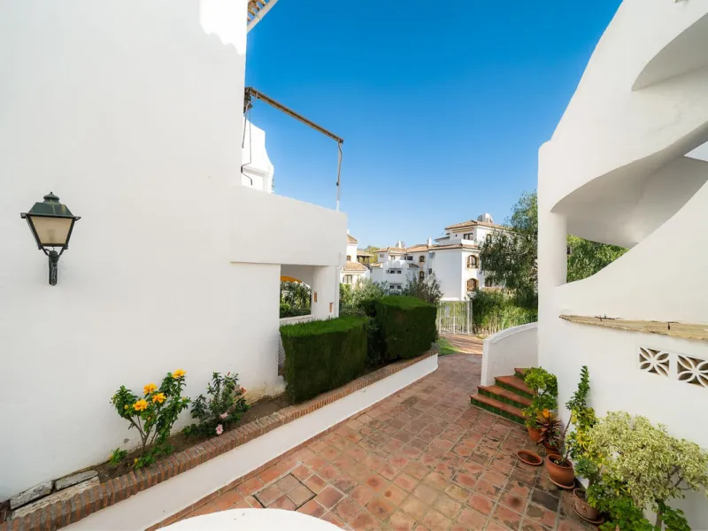 South-facing two-bedroom apartment located in the popular Jardines de Calahonda community.