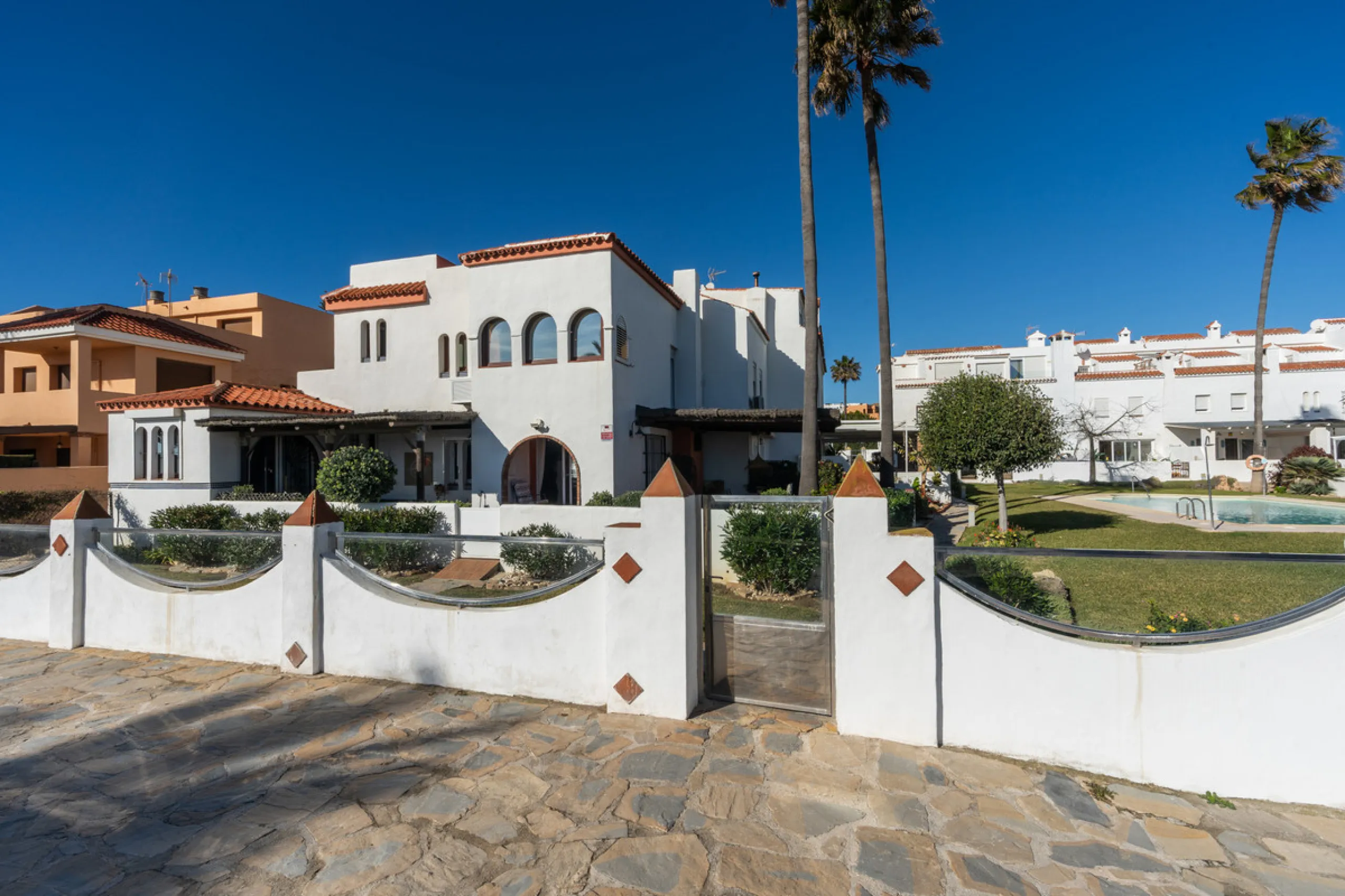 Strandnahes Stadthaus mit Meerblick bei San Luis de Sabinillas, Casares
