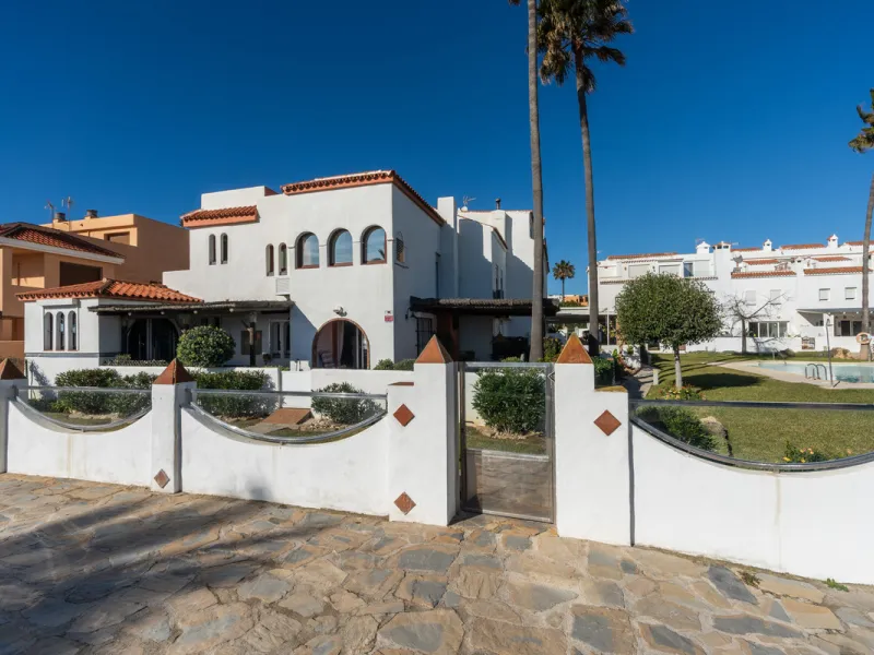 Strandnahes Stadthaus mit Meerblick bei San Luis de Sabinillas, Casares