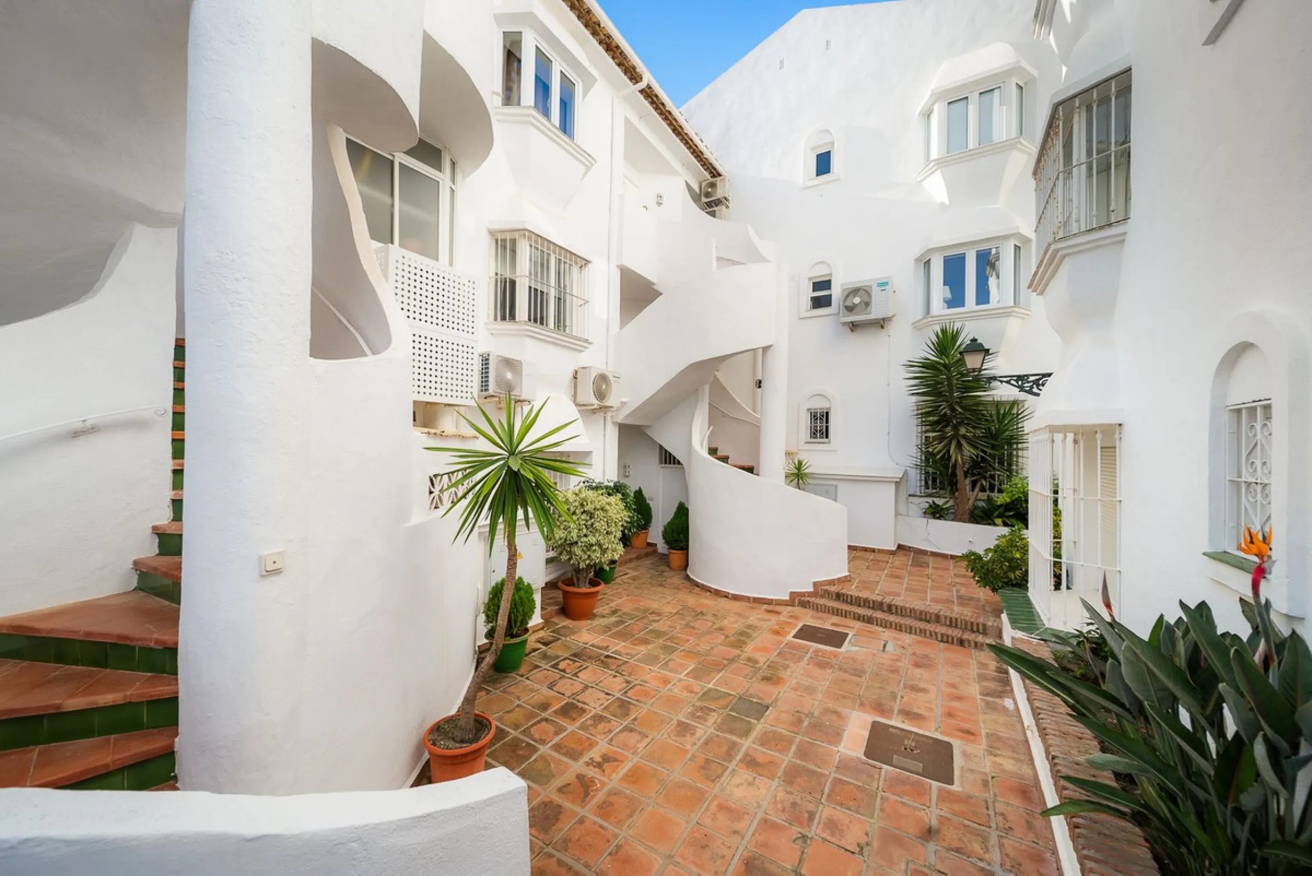 South-facing two-bedroom apartment located in the popular Jardines de Calahonda community.