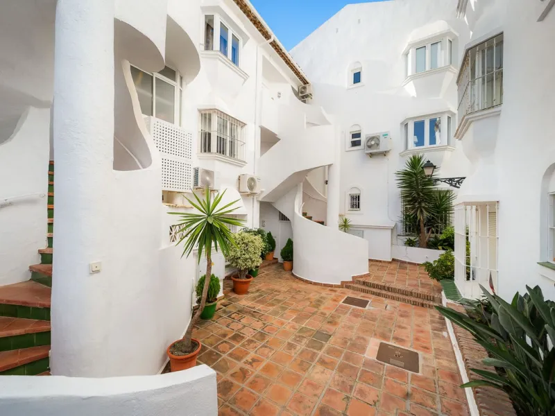 South-facing two-bedroom apartment located in the popular Jardines de Calahonda community.