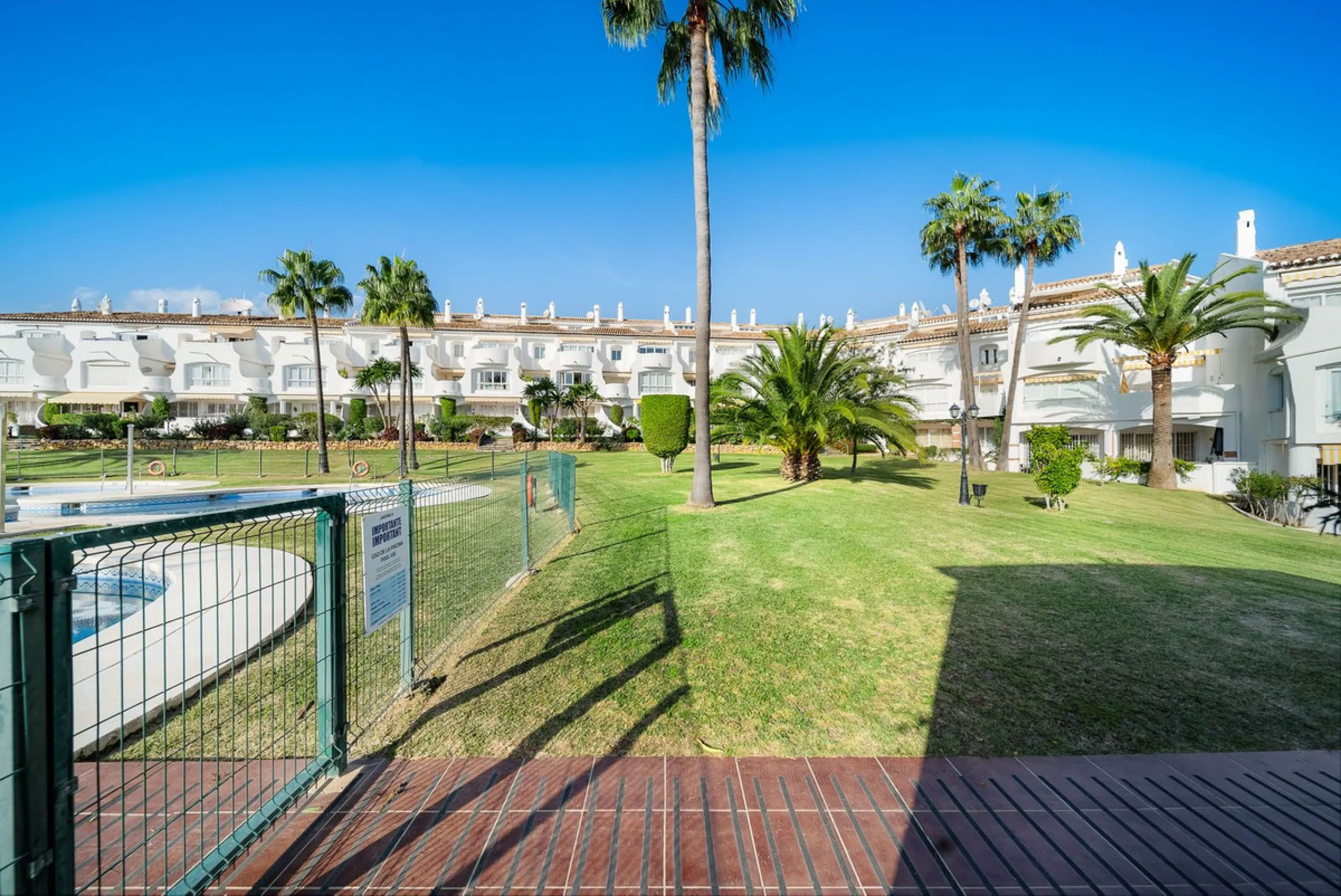 South-facing two-bedroom apartment located in the popular Jardines de Calahonda community.
