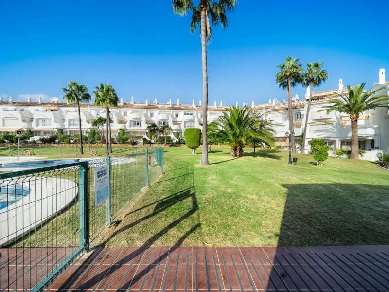 South-facing two-bedroom apartment located in the popular Jardines de Calahonda community.