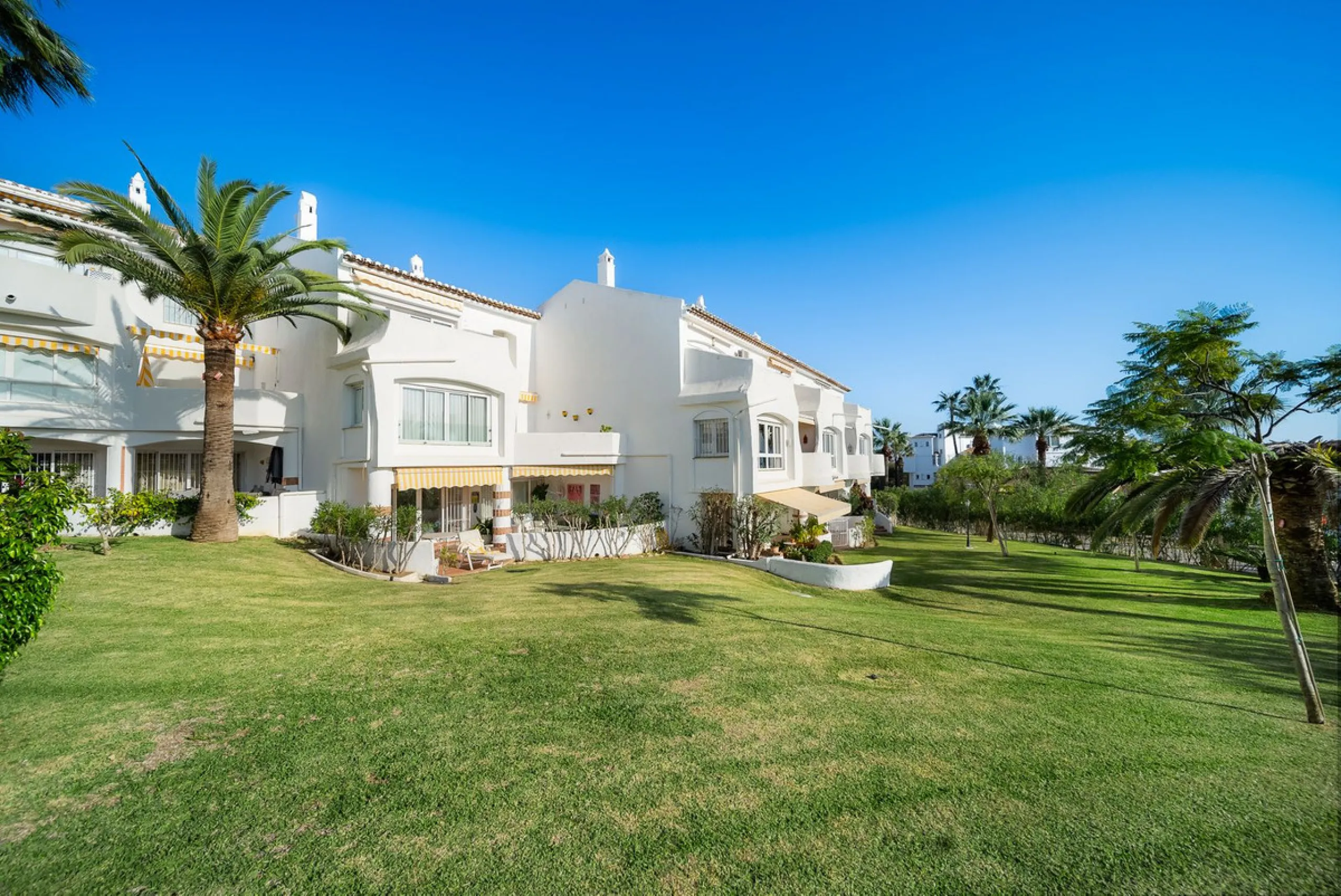 South-facing two-bedroom apartment located in the popular Jardines de Calahonda community.