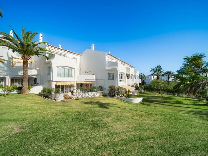 South-facing two-bedroom apartment located in the popular Jardines de Calahonda community.