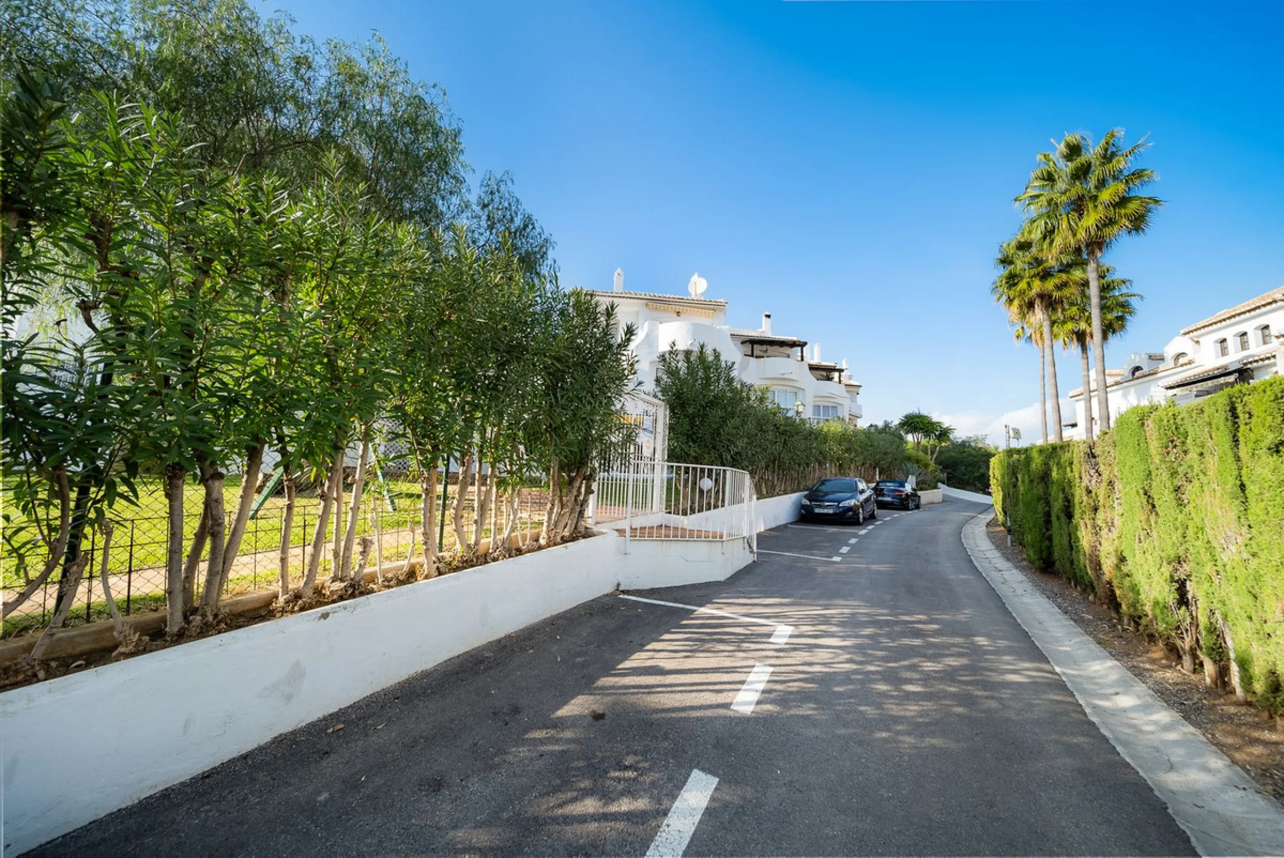 South-facing two-bedroom apartment located in the popular Jardines de Calahonda community.