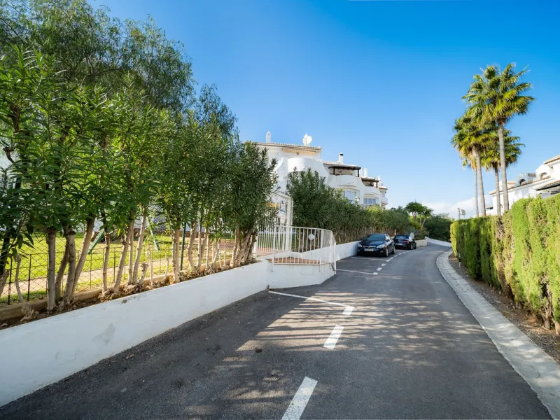 South-facing two-bedroom apartment located in the popular Jardines de Calahonda community.