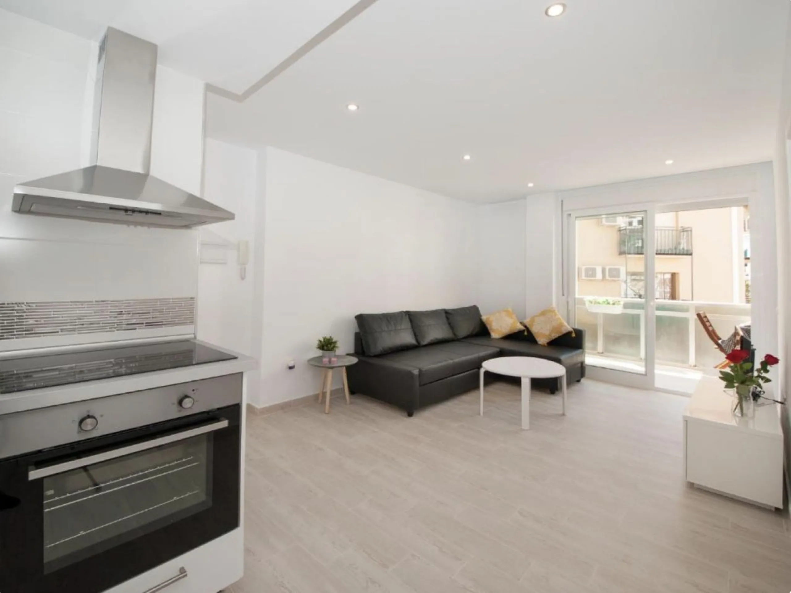 Beautiful newly renovated apartment in the city centre of Fuengirola with a valid holiday rental licence already in place, making it an excellent investment opportunity from day one.