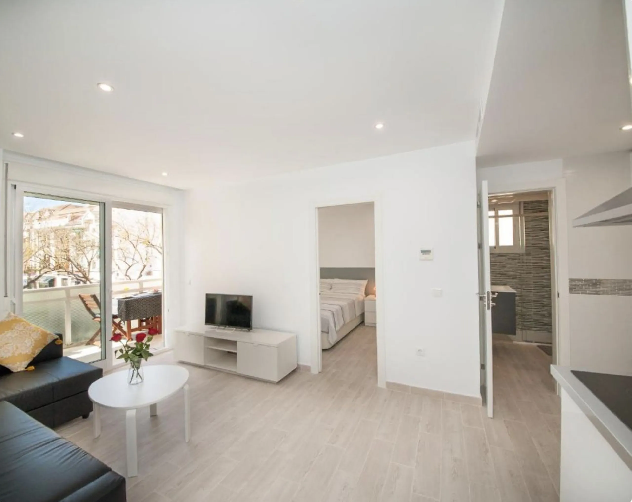 Beautiful newly renovated apartment in the city centre of Fuengirola with a valid holiday rental licence already in place, making it an excellent investment opportunity from day one.