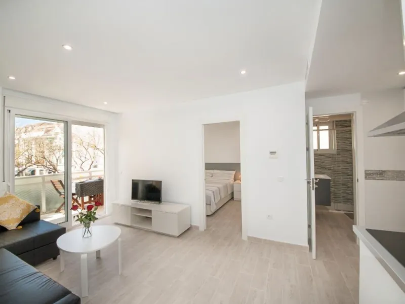 Beautiful newly renovated apartment in the city centre of Fuengirola with a valid holiday rental licence already in place, making it an excellent investment opportunity from day one.