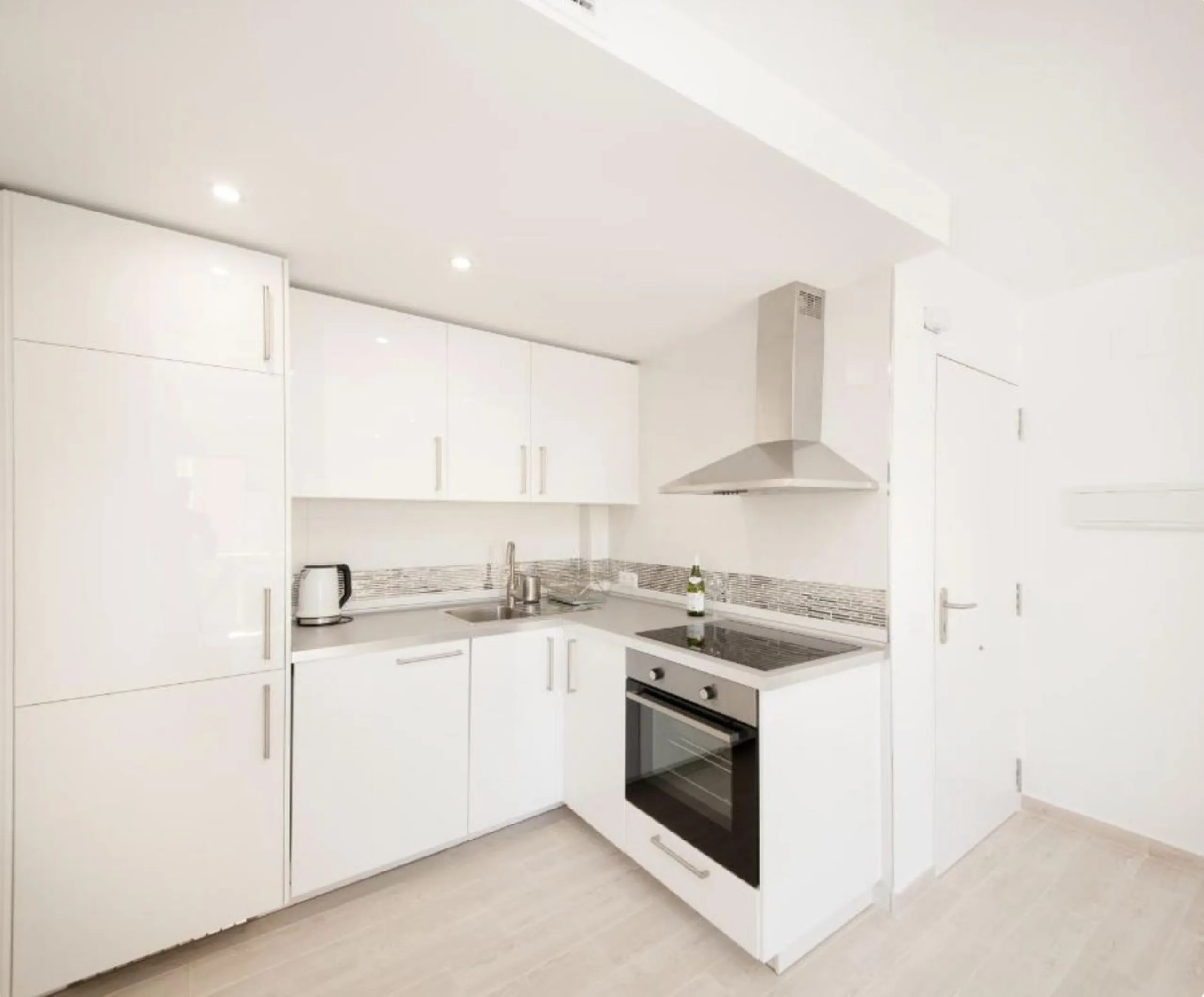 Beautiful newly renovated apartment in the city centre of Fuengirola with a valid holiday rental licence already in place, making it an excellent investment opportunity from day one.