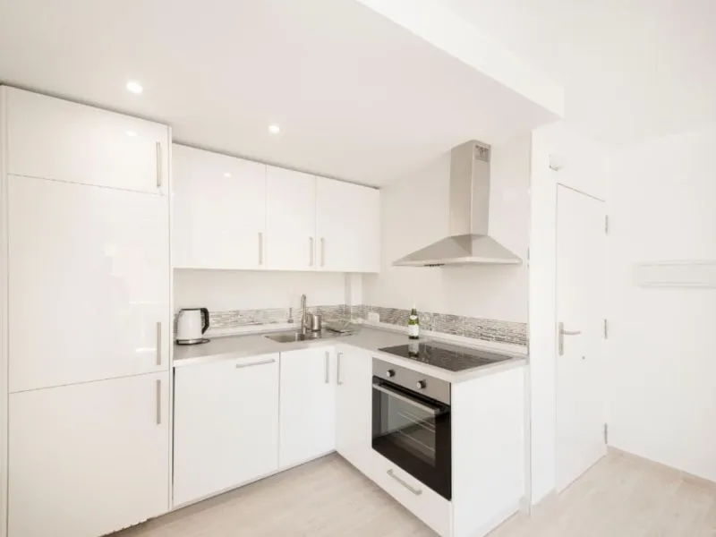 Beautiful newly renovated apartment in the city centre of Fuengirola with a valid holiday rental licence already in place, making it an excellent investment opportunity from day one.