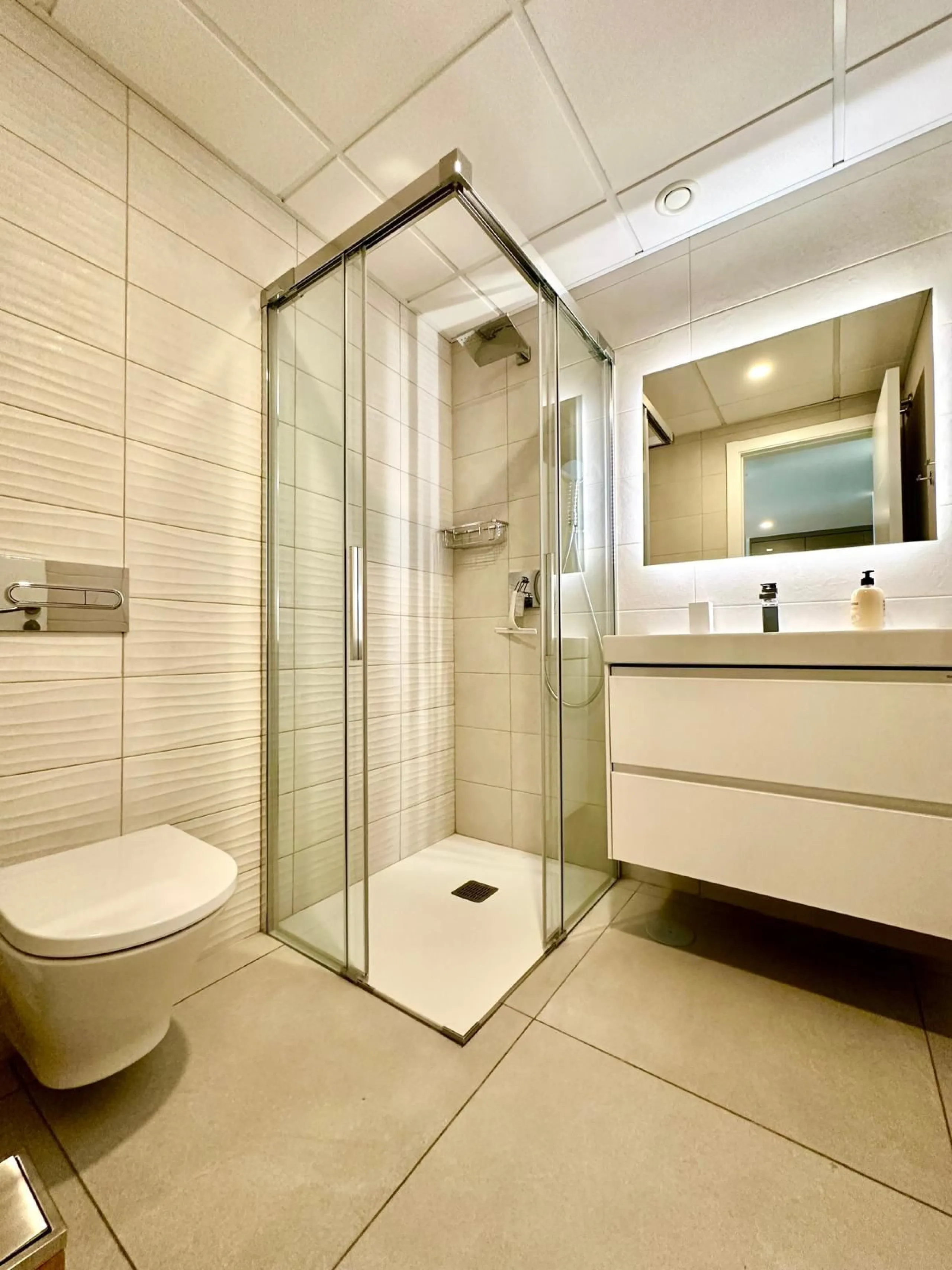 Beautiful ground floor apartment in a newly completed building ESTRELLA DEL MAR 200m from the most beautiful beach in Marbella and in the best location.