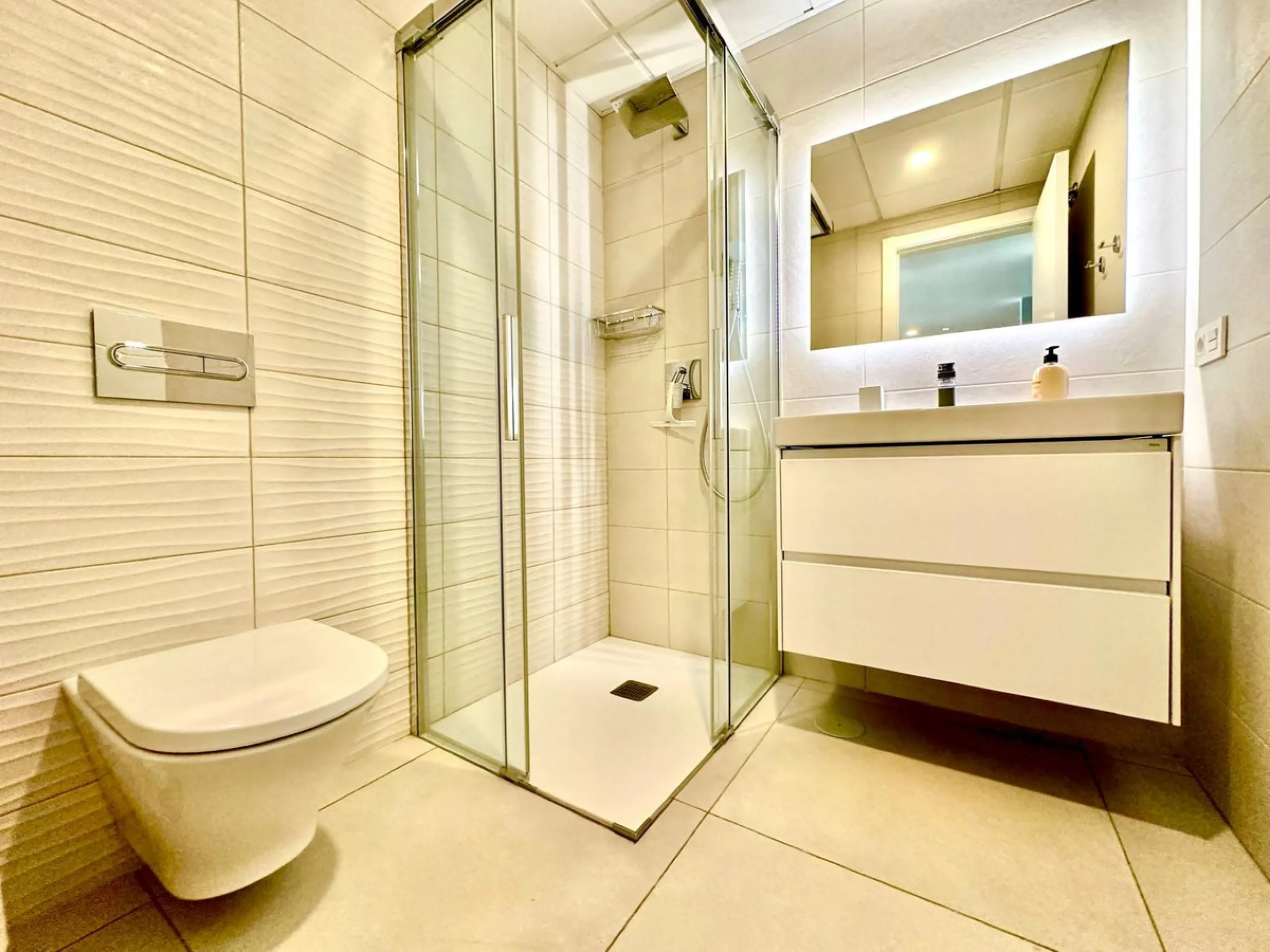 Beautiful ground floor apartment in a newly completed building ESTRELLA DEL MAR 200m from the most beautiful beach in Marbella and in the best location.