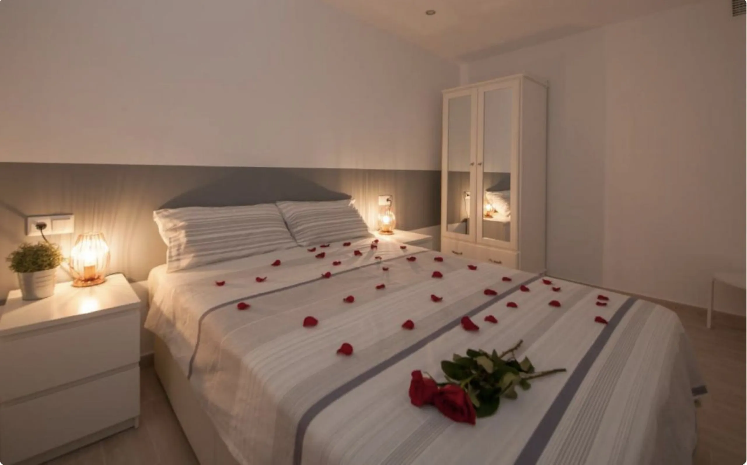 Beautiful newly renovated apartment in the city centre of Fuengirola with a valid holiday rental licence already in place, making it an excellent investment opportunity from day one.