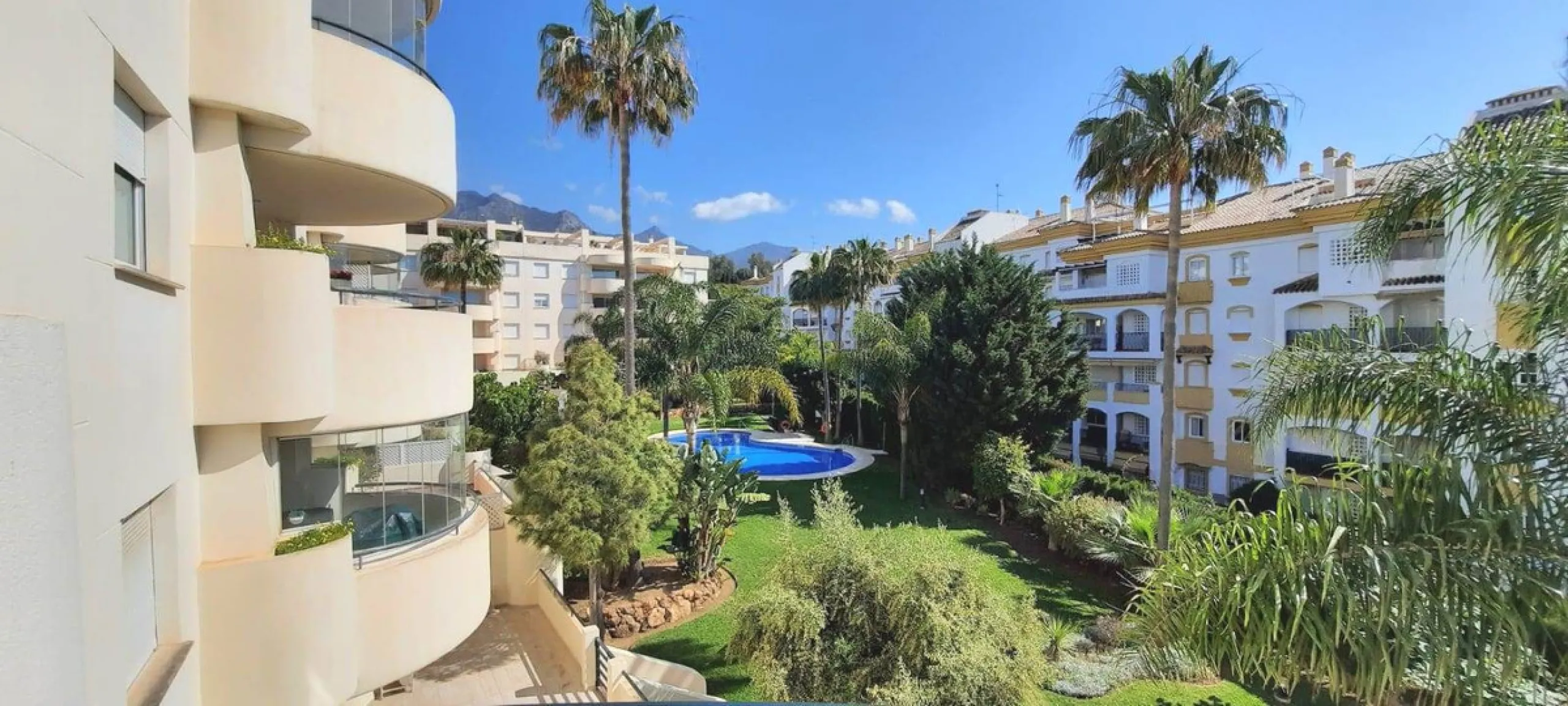 Apartment on the Golden Mile of Marbella. It is located in an exclusive complex with tropical gardens and community pool 500m from Casablanca Beach and Trocadero Playa. The urbanization is located 10 minutes walk from the center of Marbella and 10 minutes