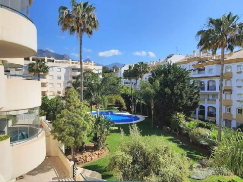 Apartment on the Golden Mile of Marbella. It is located in an exclusive complex with tropical gardens and community pool 500m from Casablanca Beach and Trocadero Playa. The urbanization is located 10 minutes walk from the center of Marbella and 10 minutes