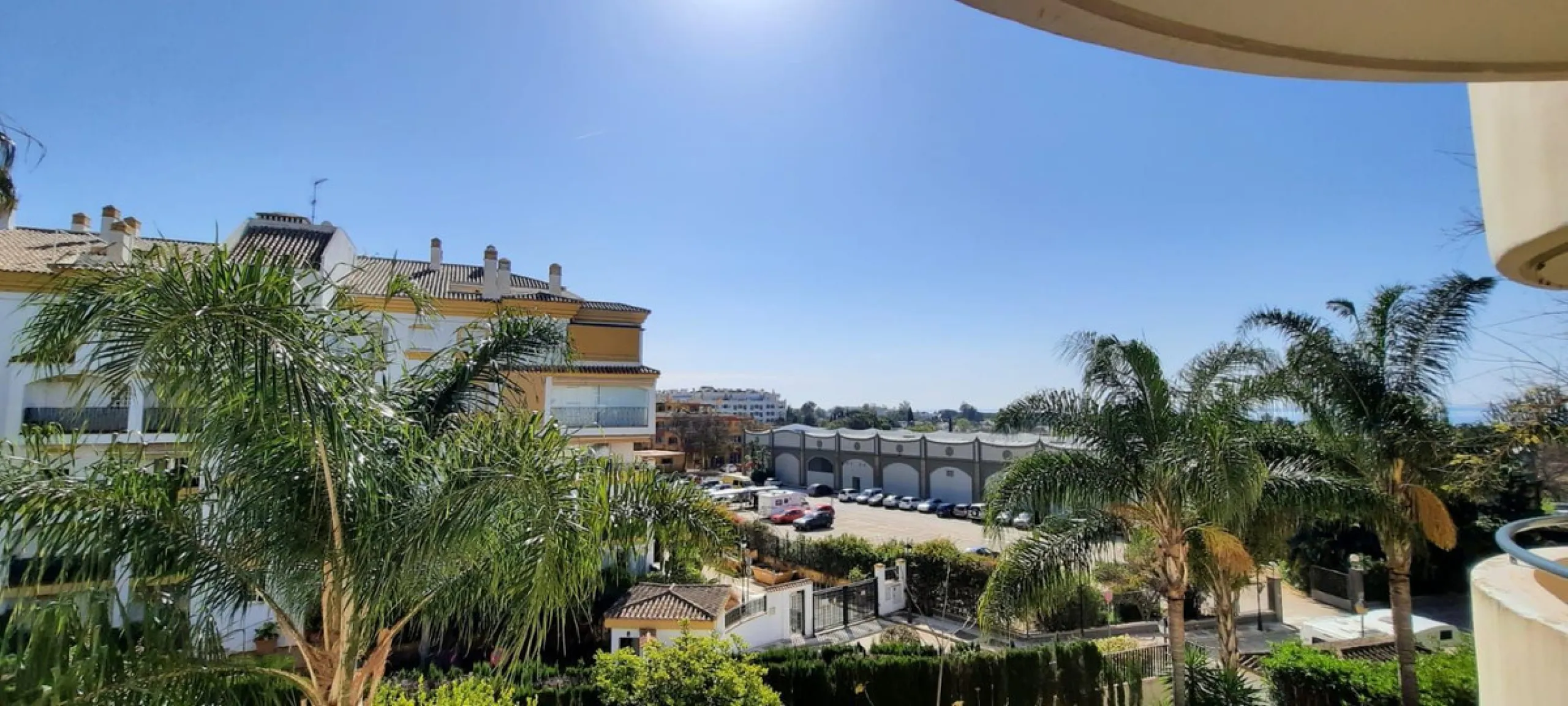 Apartment on the Golden Mile of Marbella. It is located in an exclusive complex with tropical gardens and community pool 500m from Casablanca Beach and Trocadero Playa. The urbanization is located 10 minutes walk from the center of Marbella and 10 minutes