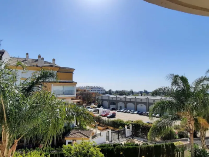 Apartment on the Golden Mile of Marbella. It is located in an exclusive complex with tropical gardens and community pool 500m from Casablanca Beach and Trocadero Playa. The urbanization is located 10 minutes walk from the center of Marbella and 10 minutes