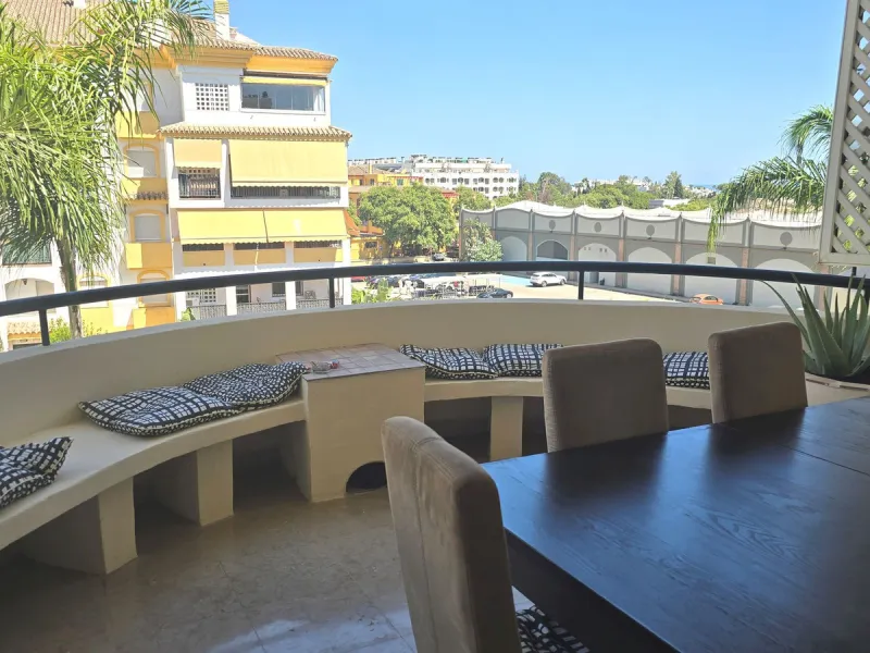Apartment on the Golden Mile of Marbella. It is located in an exclusive complex with tropical gardens and community pool 500m from Casablanca Beach and Trocadero Playa. The urbanization is located 10 minutes walk from the center of Marbella and 10 minutes