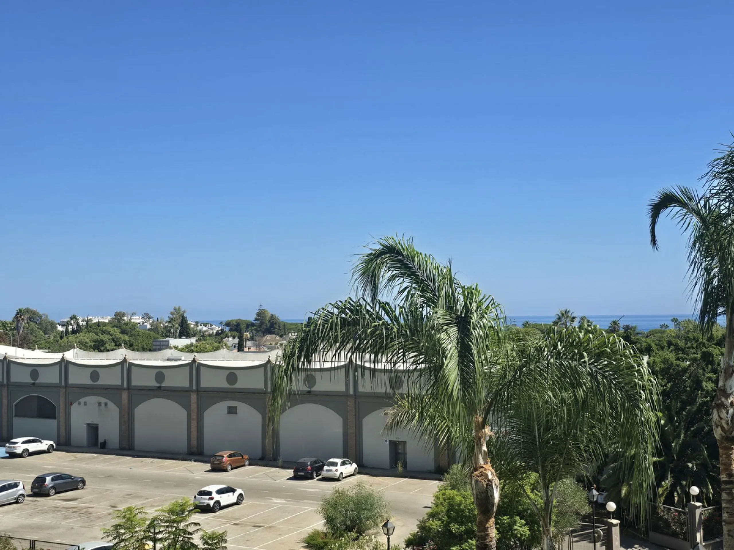 Apartment on the Golden Mile of Marbella. It is located in an exclusive complex with tropical gardens and community pool 500m from Casablanca Beach and Trocadero Playa. The urbanization is located 10 minutes walk from the center of Marbella and 10 minutes