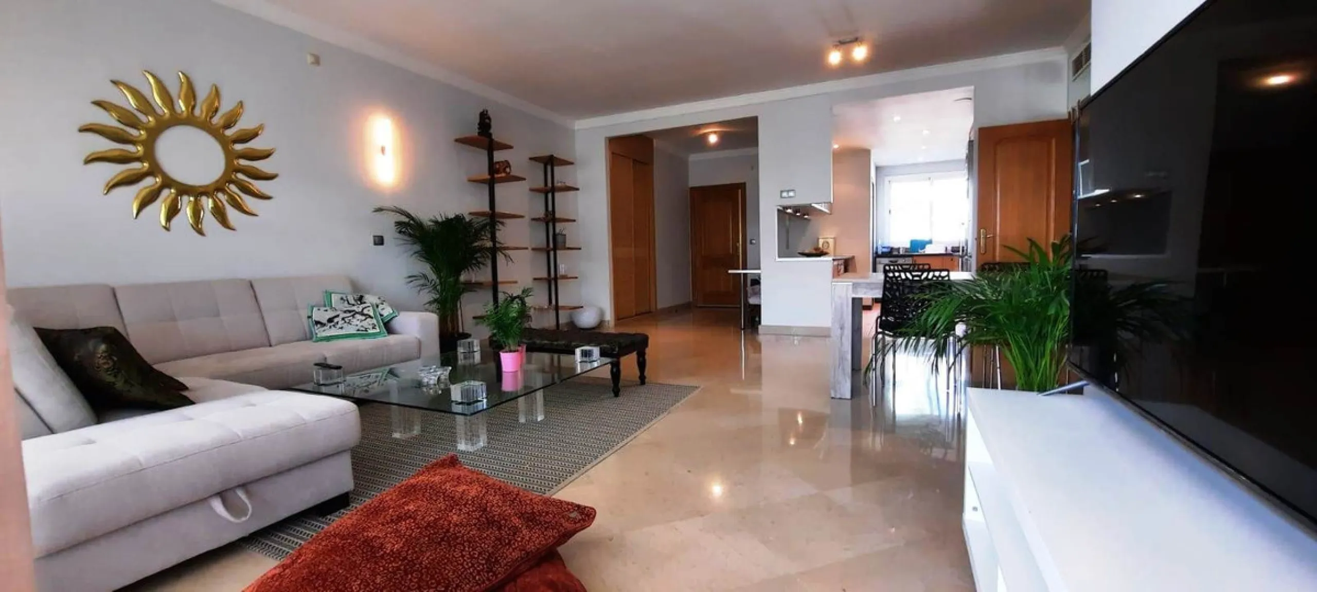Apartment on the Golden Mile of Marbella. It is located in an exclusive complex with tropical gardens and community pool 500m from Casablanca Beach and Trocadero Playa. The urbanization is located 10 minutes walk from the center of Marbella and 10 minutes
