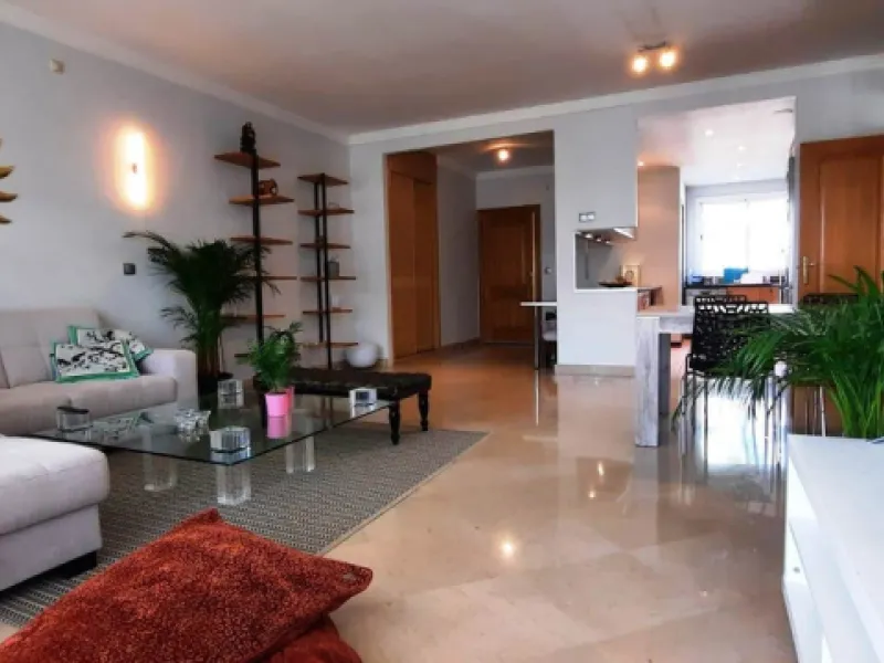 Apartment on the Golden Mile of Marbella. It is located in an exclusive complex with tropical gardens and community pool 500m from Casablanca Beach and Trocadero Playa. The urbanization is located 10 minutes walk from the center of Marbella and 10 minutes