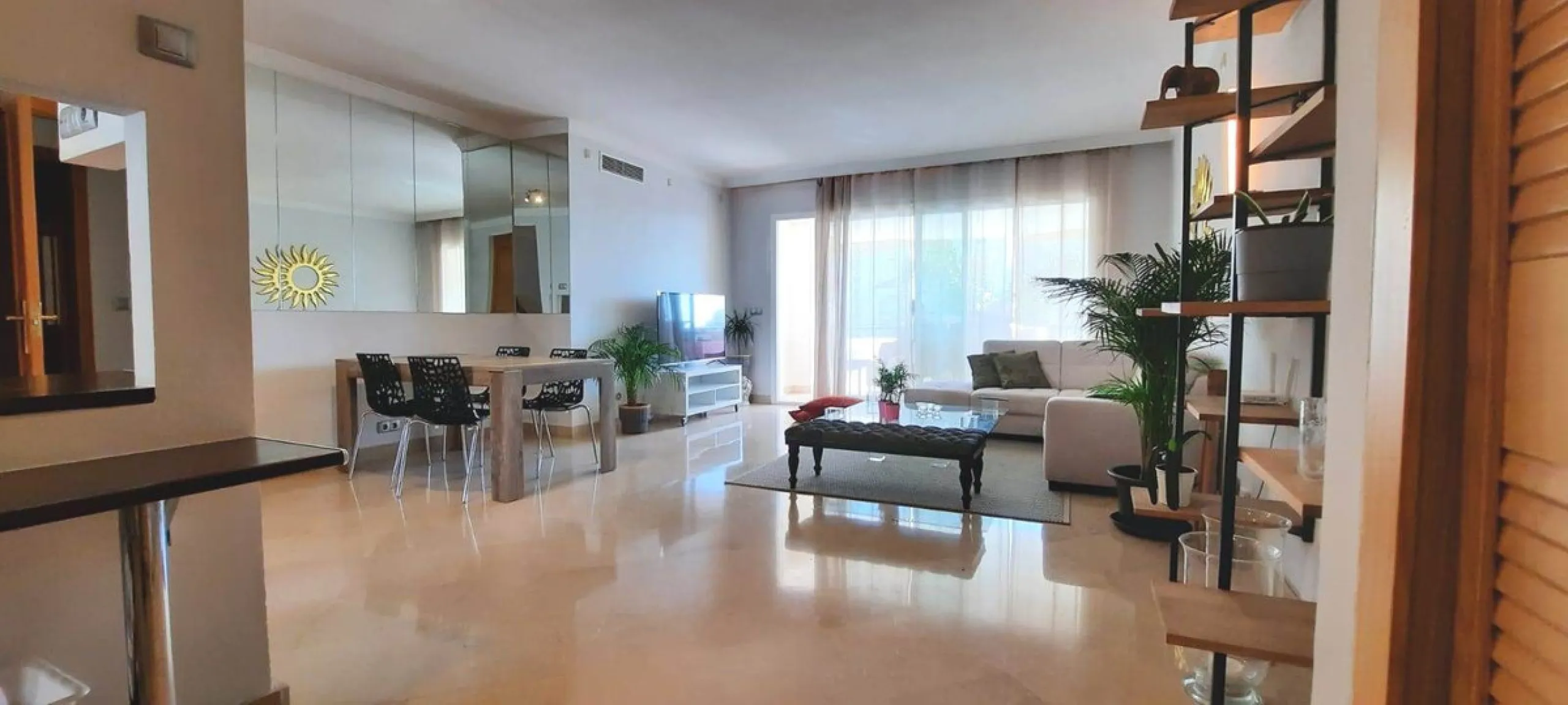 Apartment on the Golden Mile of Marbella. It is located in an exclusive complex with tropical gardens and community pool 500m from Casablanca Beach and Trocadero Playa. The urbanization is located 10 minutes walk from the center of Marbella and 10 minutes