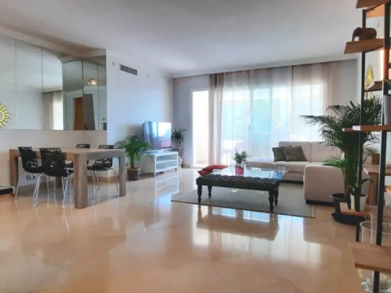 Apartment on the Golden Mile of Marbella. It is located in an exclusive complex with tropical gardens and community pool 500m from Casablanca Beach and Trocadero Playa. The urbanization is located 10 minutes walk from the center of Marbella and 10 minutes
