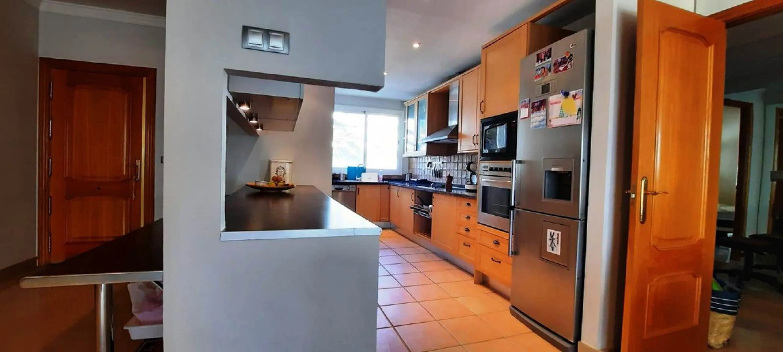 Apartment on the Golden Mile of Marbella. It is located in an exclusive complex with tropical gardens and community pool 500m from Casablanca Beach and Trocadero Playa. The urbanization is located 10 minutes walk from the center of Marbella and 10 minutes