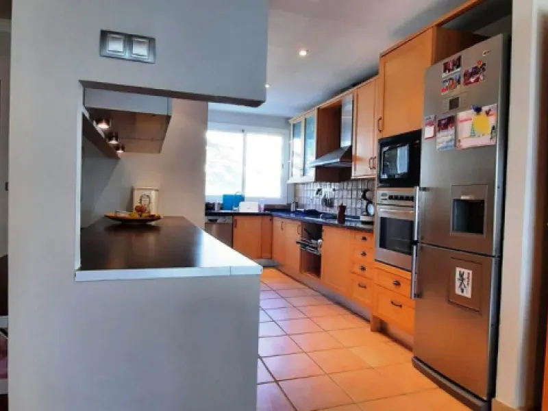 Apartment on the Golden Mile of Marbella. It is located in an exclusive complex with tropical gardens and community pool 500m from Casablanca Beach and Trocadero Playa. The urbanization is located 10 minutes walk from the center of Marbella and 10 minutes