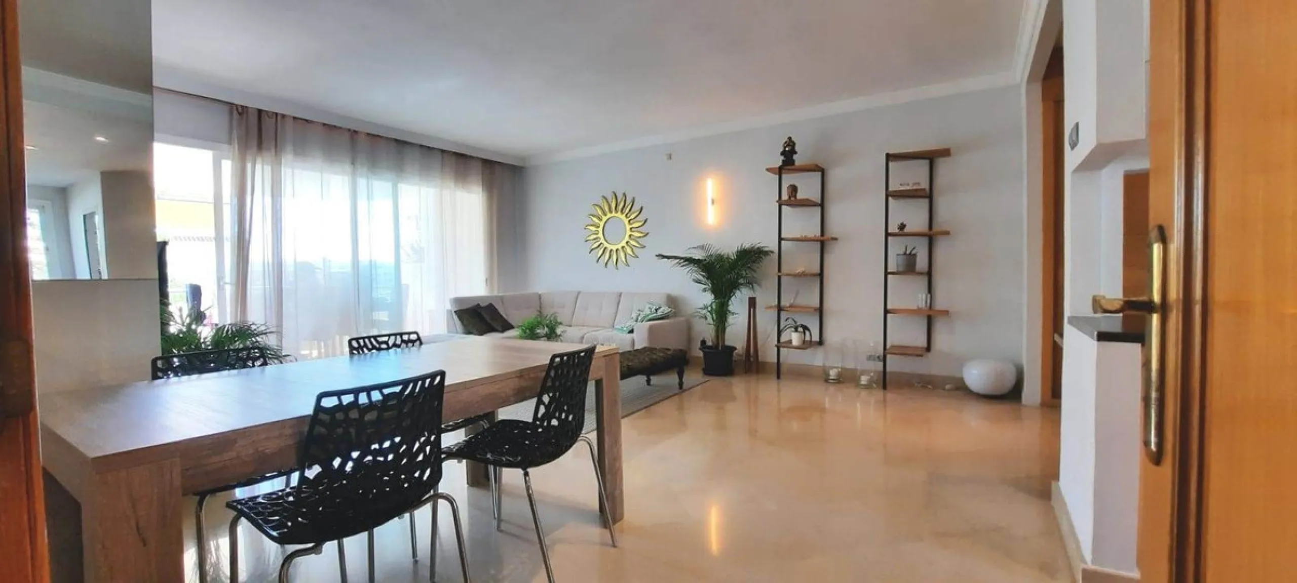 Apartment on the Golden Mile of Marbella. It is located in an exclusive complex with tropical gardens and community pool 500m from Casablanca Beach and Trocadero Playa. The urbanization is located 10 minutes walk from the center of Marbella and 10 minutes